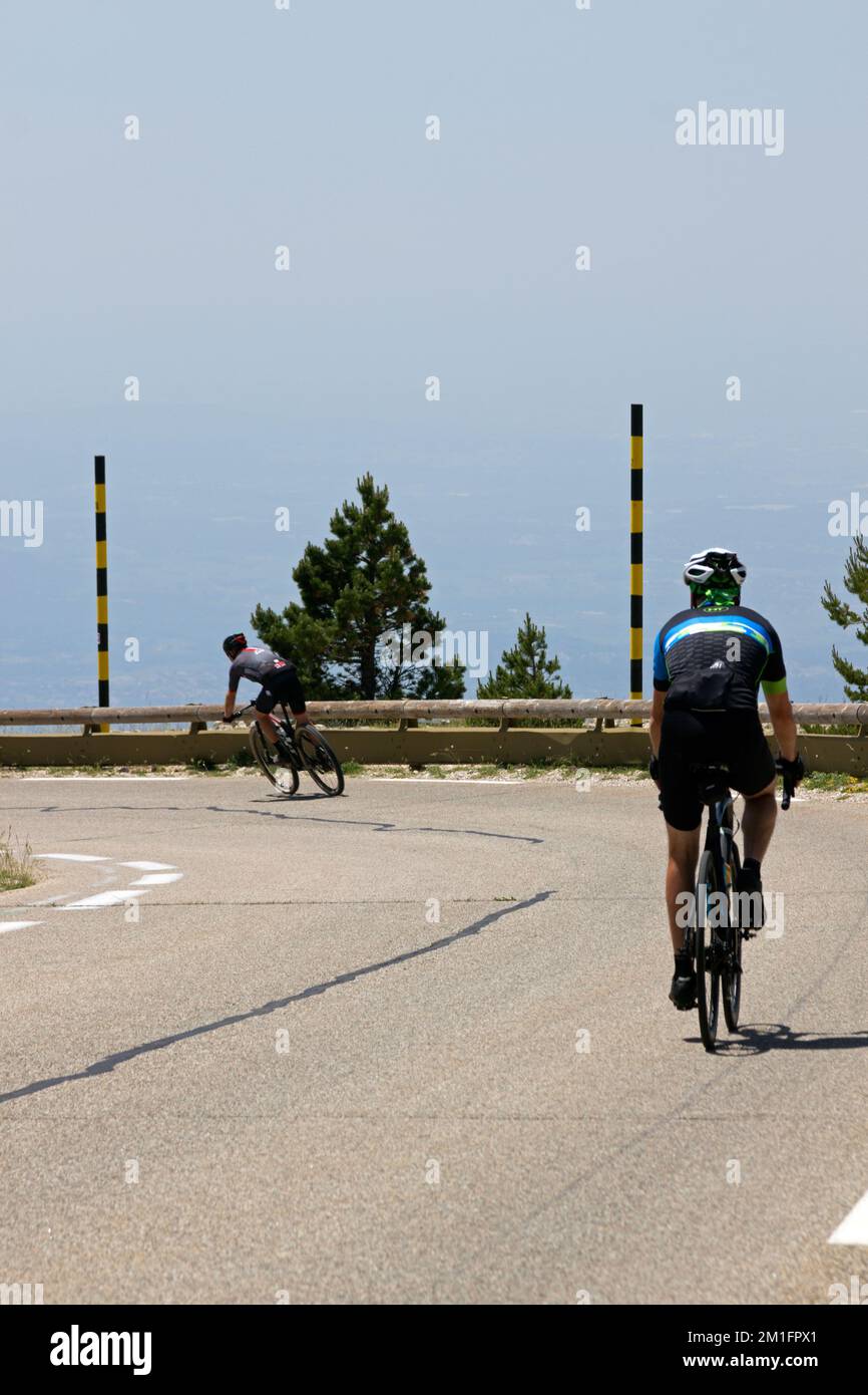 Mont Ventoux (1 910 mètres) surnommé le géant de la Provence ou le mont Bald. Descente des cyclistes vers Sault. Vaucluse, France Banque D'Images