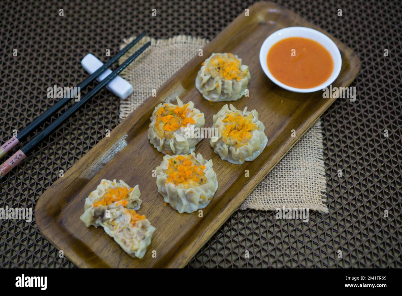 Le Siomay est un plat indonésien composé d'un poisson à la vapeur ou de boulettes de porc avec des légumes servis dans une sauce aux arachides Banque D'Images
