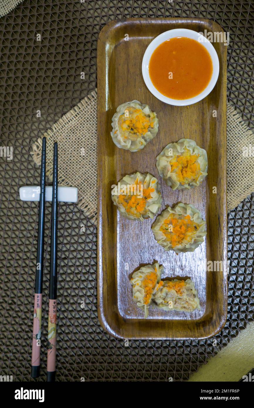 Le Siomay est un plat indonésien composé d'un poisson à la vapeur ou de boulettes de porc avec des légumes servis dans une sauce aux arachides Banque D'Images