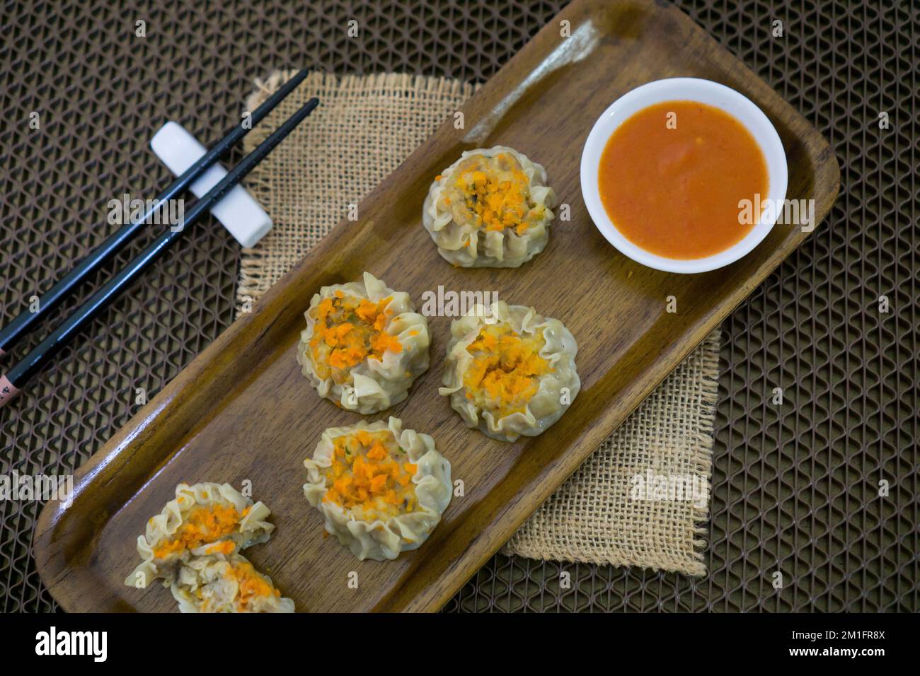 Le Siomay est un plat indonésien composé d'un poisson à la vapeur ou de boulettes de porc avec des légumes servis dans une sauce aux arachides Banque D'Images