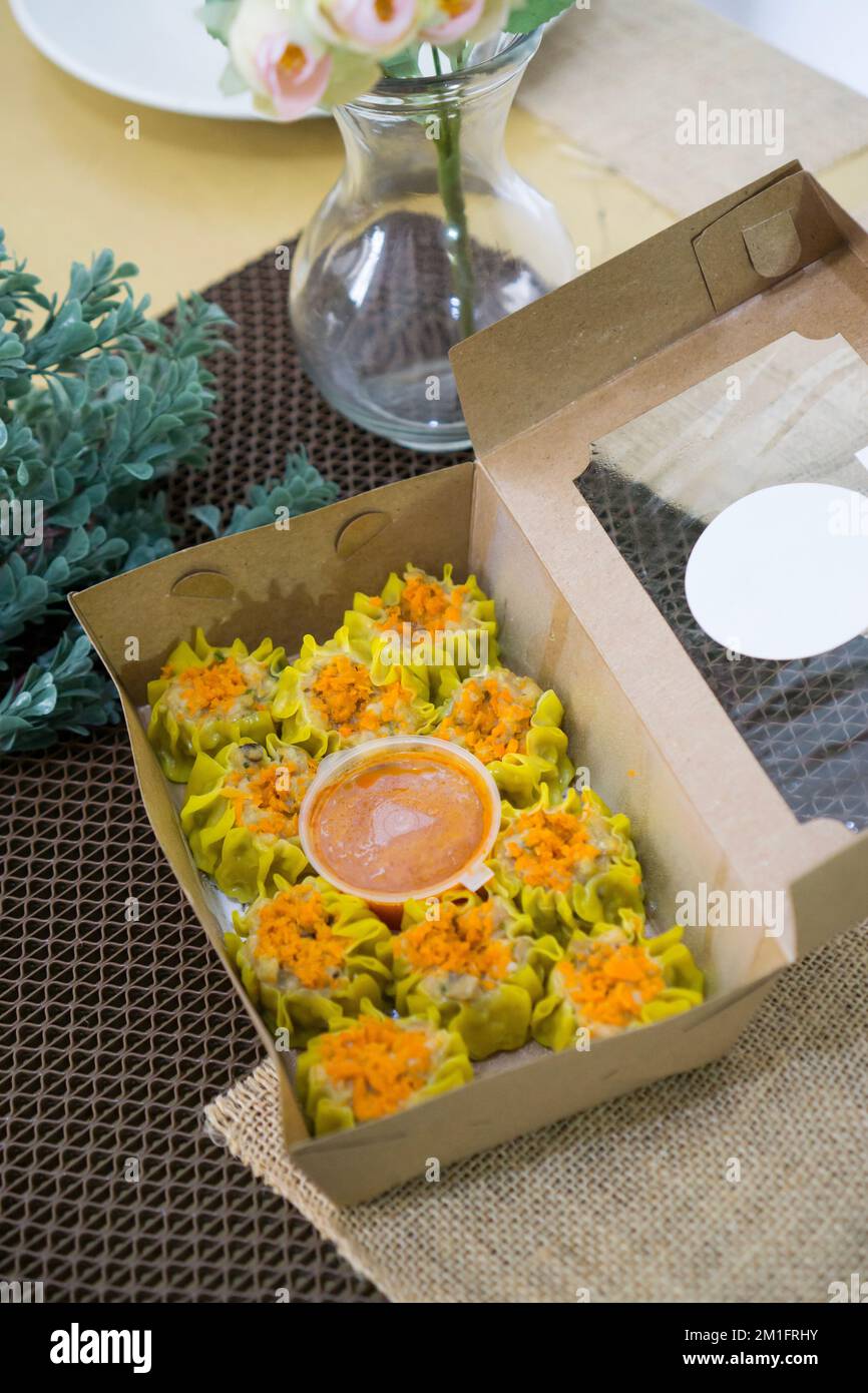 Le Siomay est un plat indonésien composé d'un poisson à la vapeur ou de boulettes de porc avec des légumes servis dans une sauce aux arachides Banque D'Images