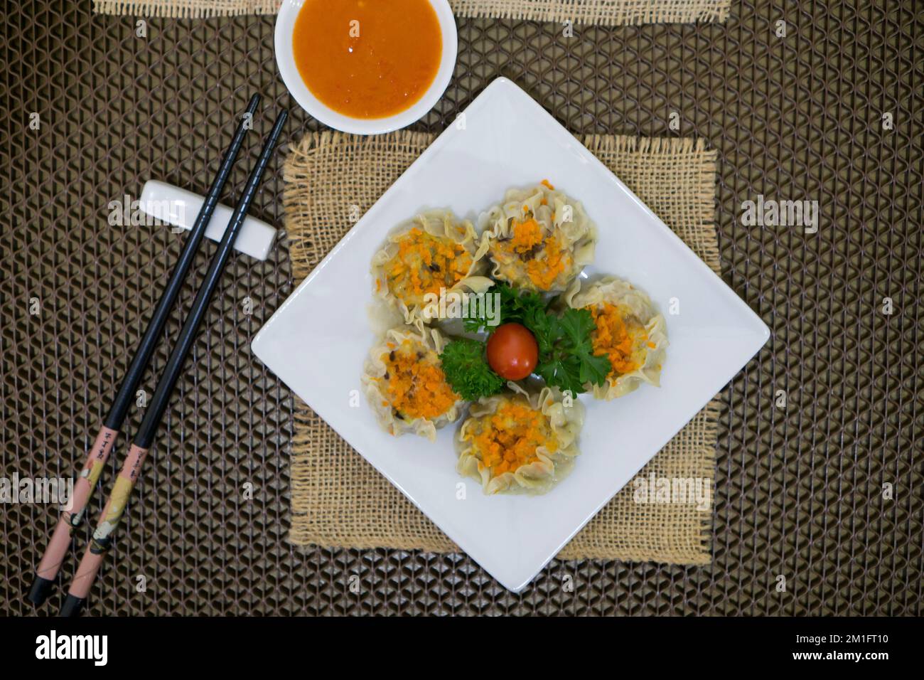 Le Siomay est un plat indonésien composé d'un poisson à la vapeur ou de boulettes de porc avec des légumes servis dans une sauce aux arachides Banque D'Images