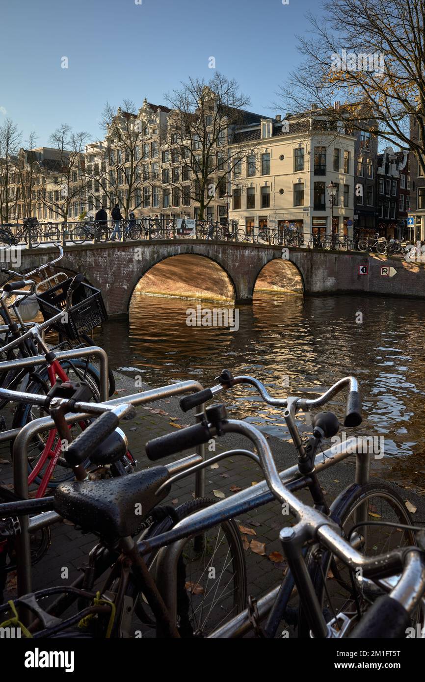 Soleil d'hiver chaud à Amsterdam. Vue sur le canal Keizersgracht en direction du sud vers le pont de Reestraat. Banque D'Images