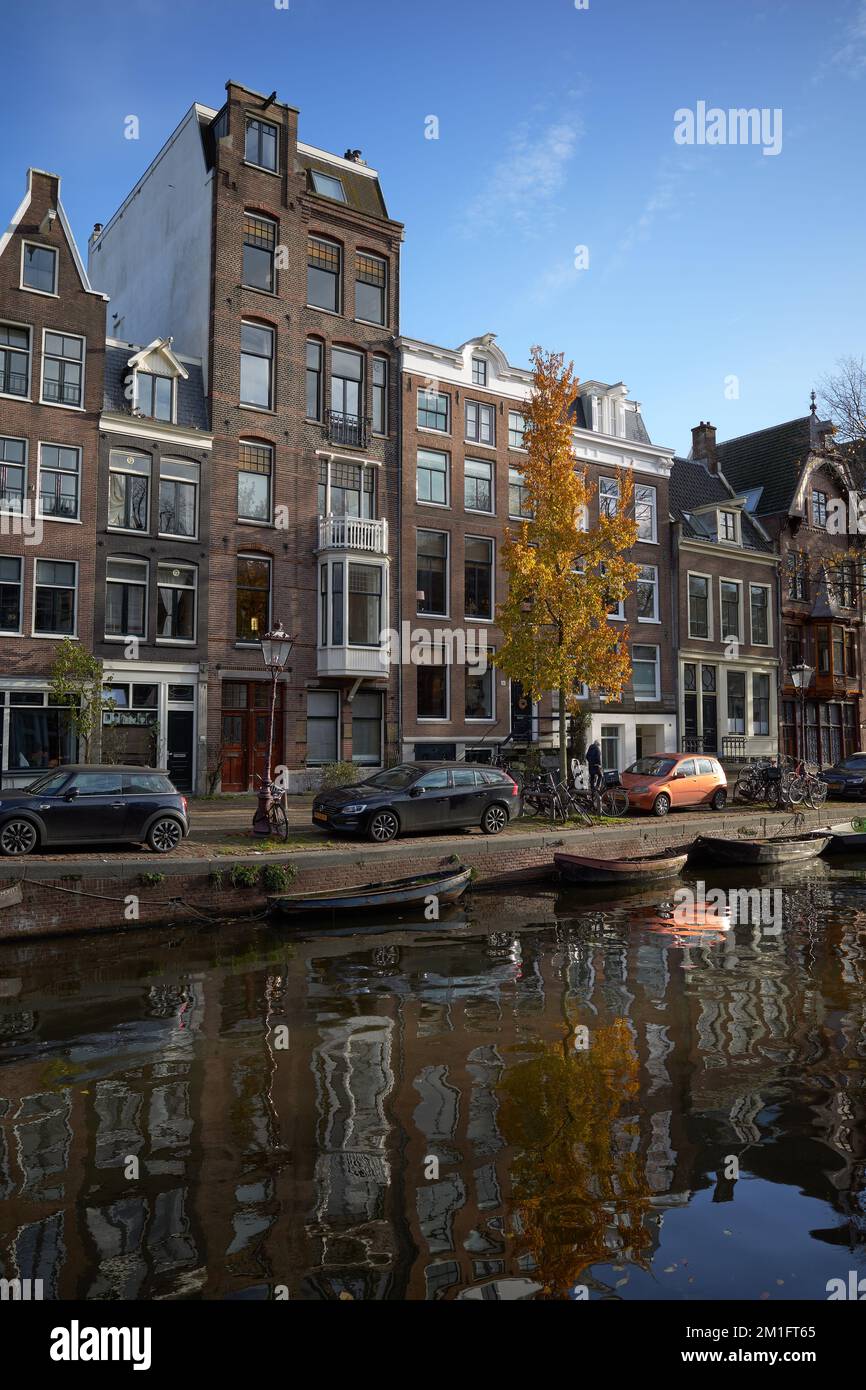 Bâtiments le long du côté ouest du Reguliersgracht, Amsterdam, dans l'après-midi soleil d'hiver. Banque D'Images