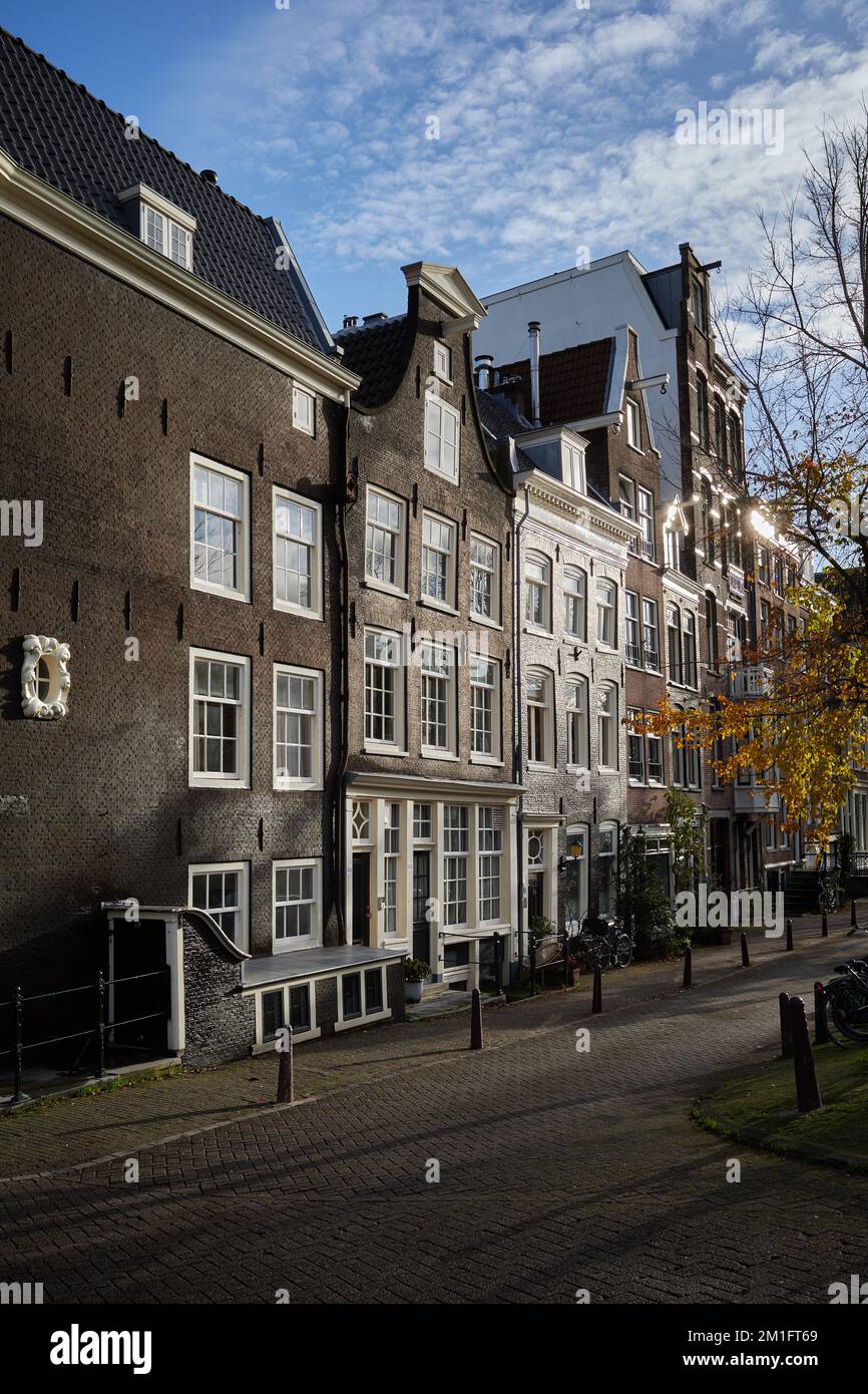 Bâtiments le long de la partie ouest du Reguliersgracht, Amsterdam, en fin d'après-midi soleil d'hiver. Banque D'Images