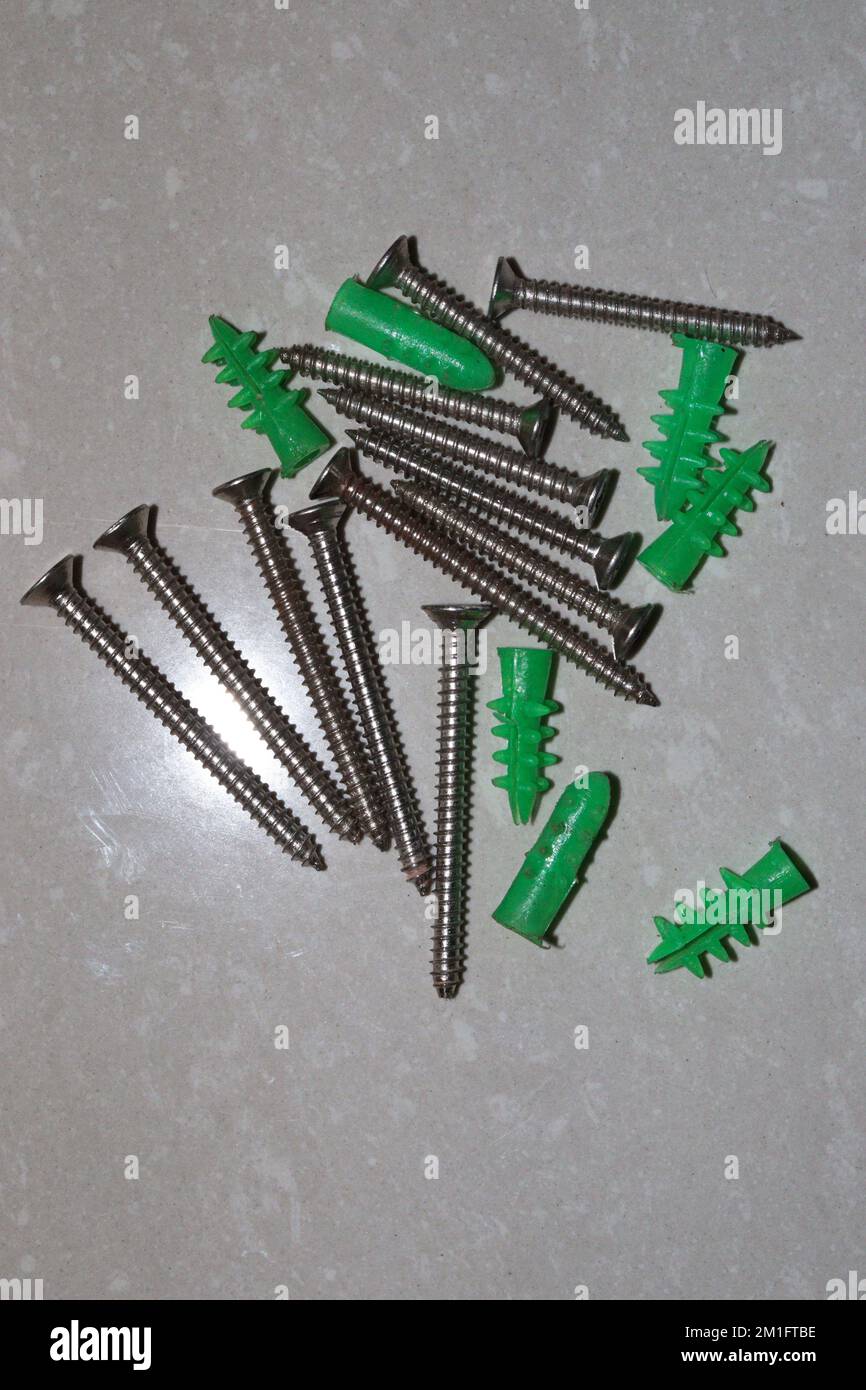 Chevilles autoperceuses pour paroi sèche en plastique avec vis autotaraudeuses à tête plate Phillips Banque D'Images