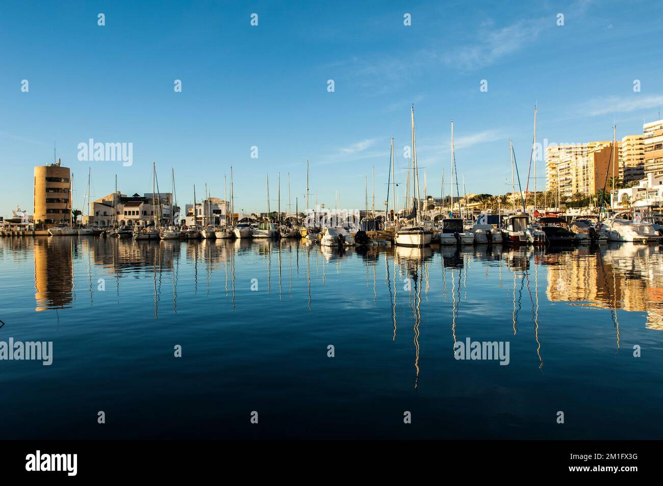 Bateaux amarrés dans le port d'Aguadulce, Almería Banque D'Images