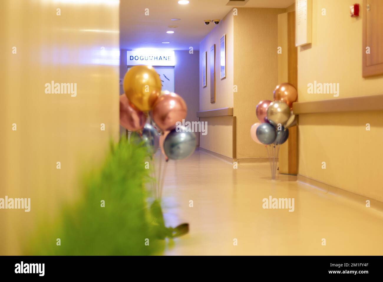Chambre préparée pour la naissance de bébé à l'hôpital et ballons colorés pour nouveau-né Banque D'Images