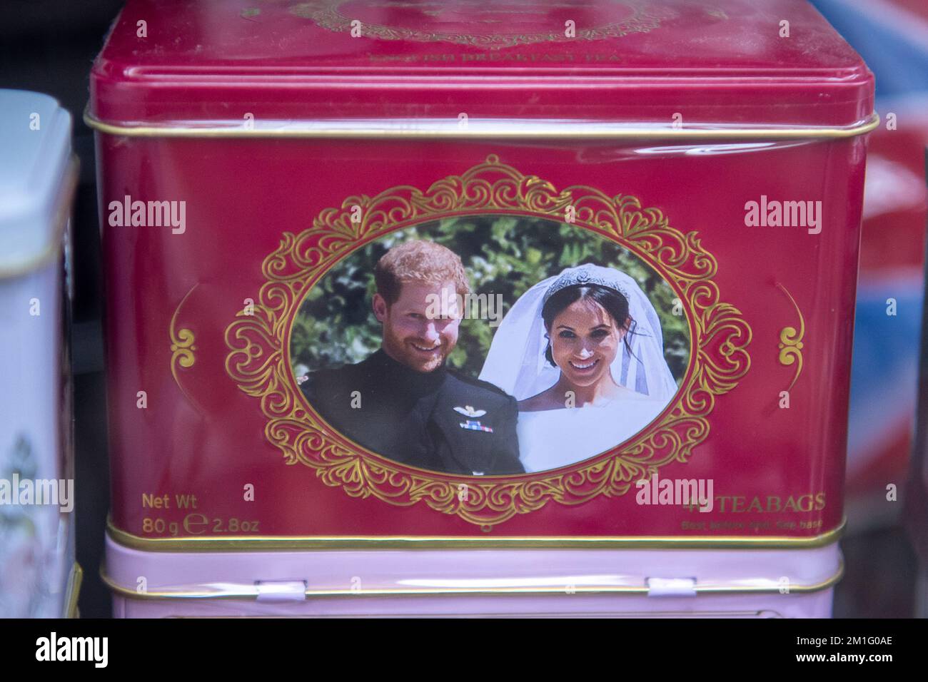 Windsor, Berkshire, Royaume-Uni. 12th décembre 2022. Cadeaux Harry et Meghan à vendre dans une boutique touristique de Windsor. La deuxième partie du très attendu Harry et Meghan Netflix sera disponible pour regarder cette semaine. Il a été rapporté aujourd'hui dans la presse que Meghan Markle a dit qu'elle était "nourrie aux loups". Crédit : Maureen McLean/Alay Live News Banque D'Images