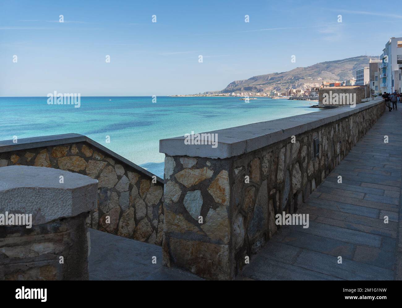 Escaliers vers la rive depuis la promenade de Trapani. Banque D'Images Escaliers vers la rive depuis la promenade de Trapani. Banque D'Images