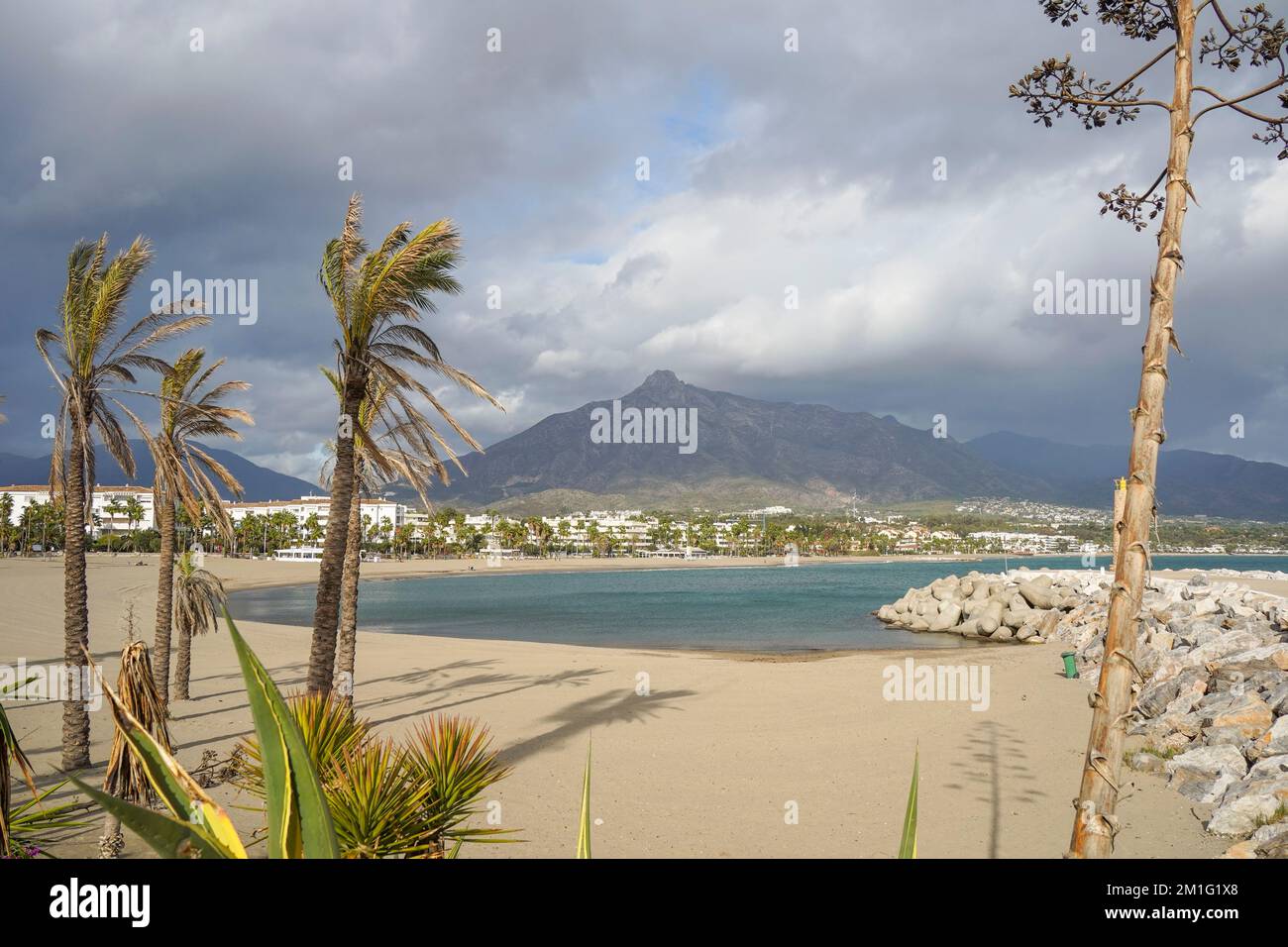 Plage de Levante vide à côté de Puerto Banus, avec la montagne de la Concha derrière, en hiver, Marbella, Costa del sol, Espagne. Banque D'Images