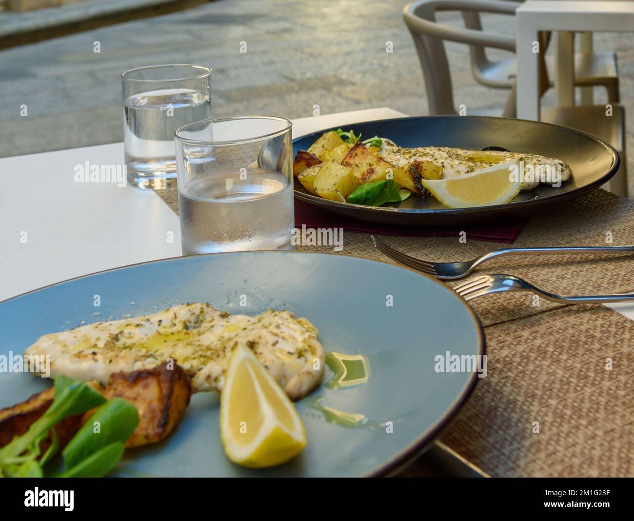 Dîner dans un café de rue en Italie. Banque D'Images Dîner dans un café de rue en Italie. Banque D'Images