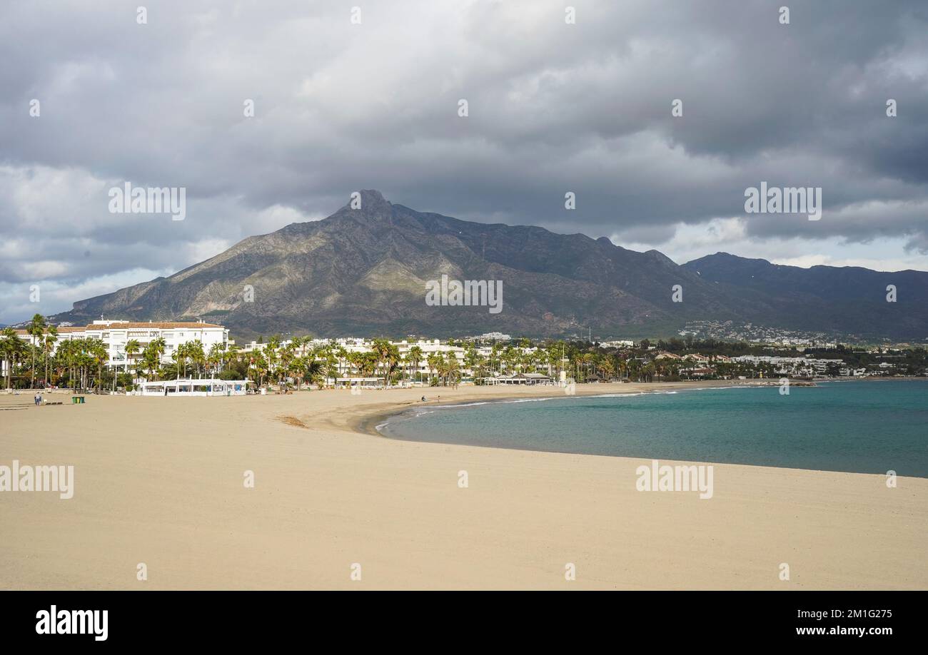 Plage de Levante vide à côté de Puerto Banus, avec la montagne de la Concha derrière, en hiver, Marbella, Costa del sol, Espagne. Banque D'Images