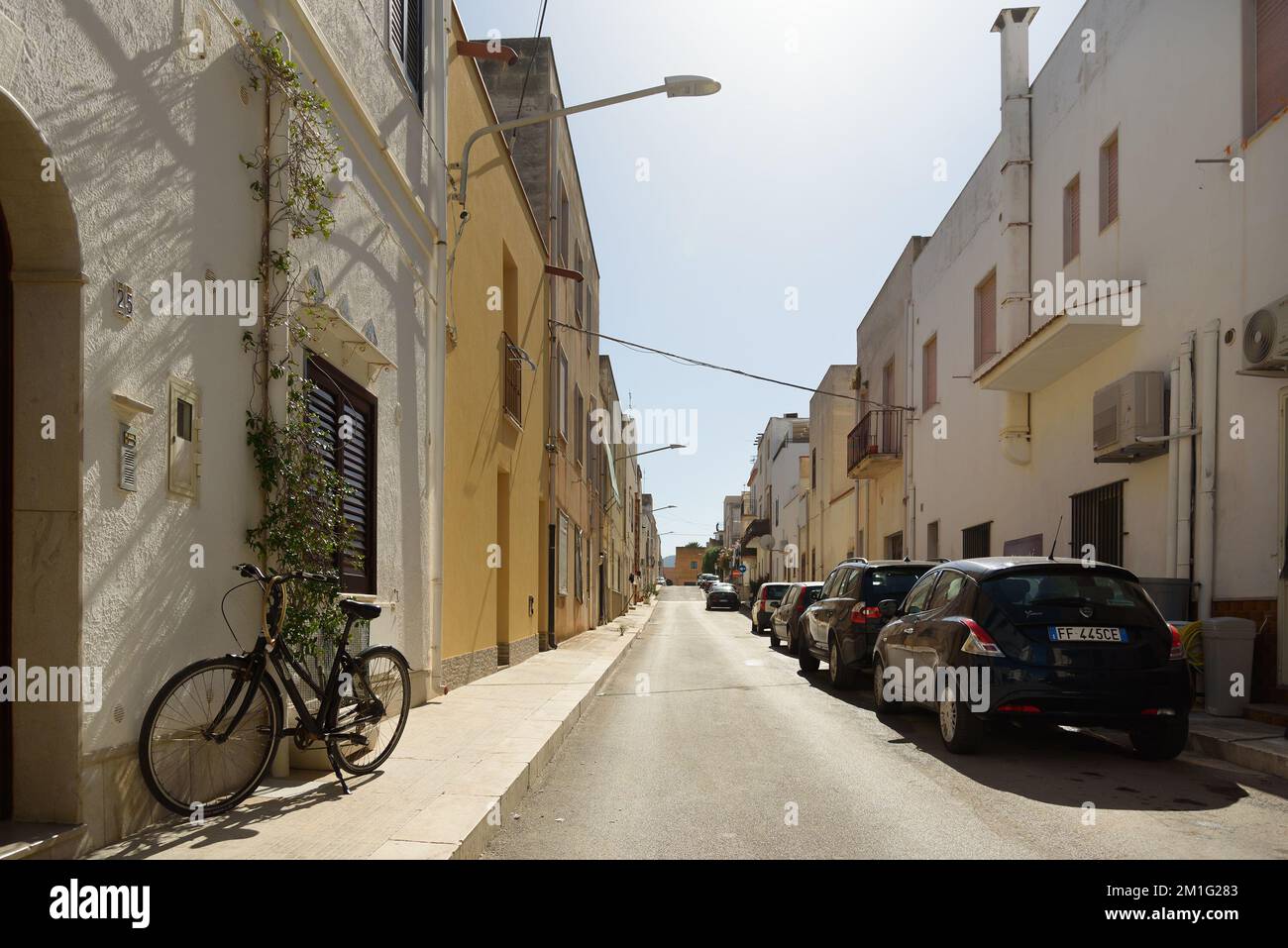 ITALIE, San Vito Lo Capo - 24 OCTOBRE: San Vito Lo Capo est une ville en Sicile, dans la province de Trapani. Vue sur une rue étroite le 24 octobre Banque D'Images ITALIE, San Vito Lo Capo - 24 OCTOBRE: San Vito Lo Capo est une ville en Sicile, dans la province de Trapani. Vue sur une rue étroite le 24 octobre Banque D'Images
