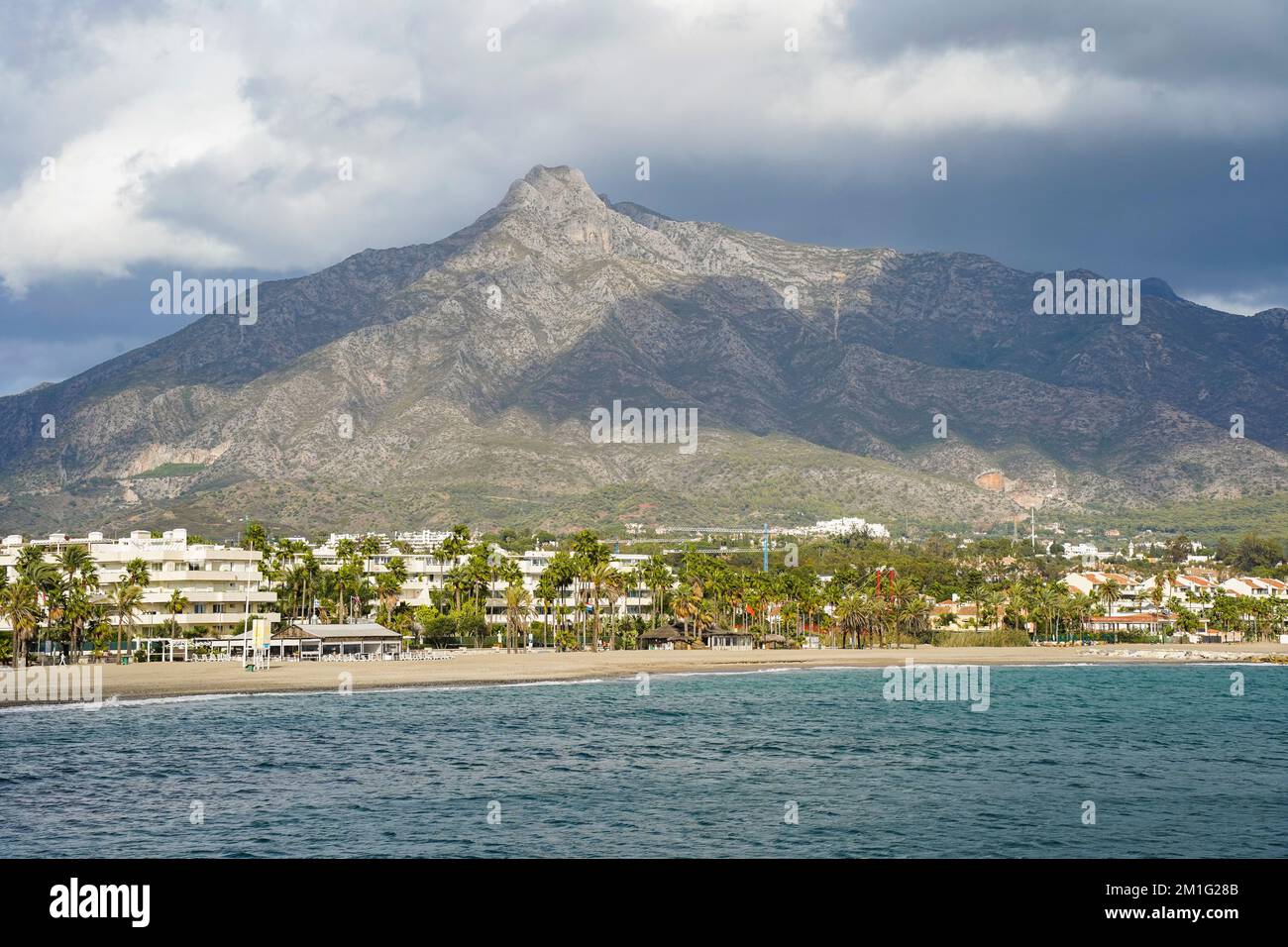 Plage de Levante vide à côté de Puerto Banus, avec la montagne de la Concha derrière, en hiver, Marbella, Costa del sol, Espagne. Banque D'Images