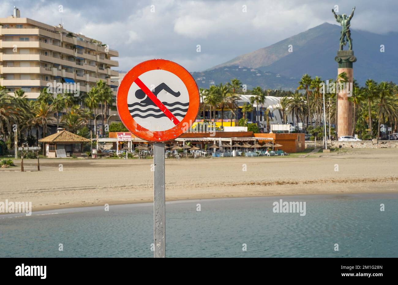 Pas de panneau de natation à l'entrée du port de Puerto Banus, Marbella, Espagne. Banque D'Images