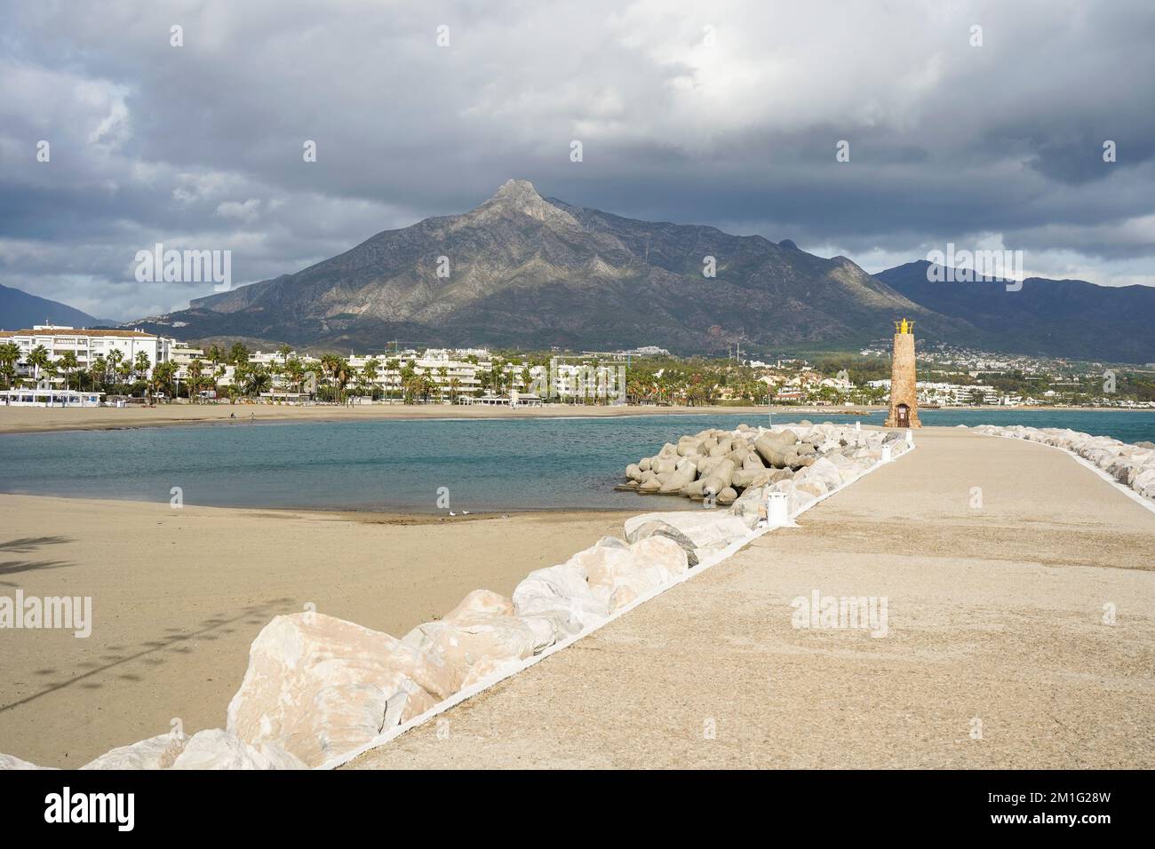 Plage de Levante vide à côté de Puerto Banus, avec la montagne de la Concha derrière, en hiver, Marbella, Costa del sol, Espagne. Banque D'Images