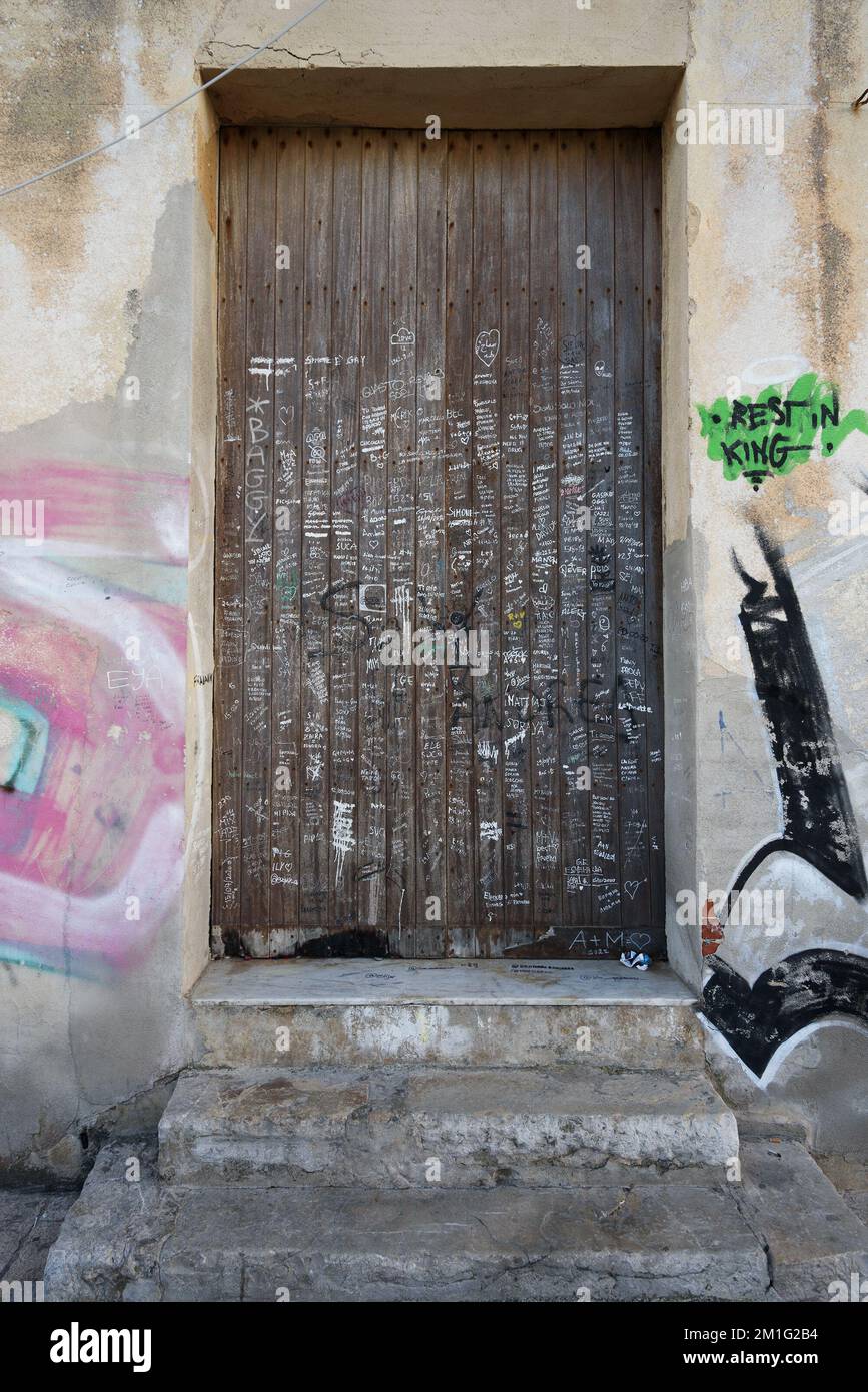 ITALIE, TRAPANI-23 OCTOBRE: Trapani est une ville sur la côte ouest de la Sicile. Une vue d'une porte abstraite avec des autographes touristiques à Trapani sur 23 octobre, Banque D'Images ITALIE, TRAPANI-23 OCTOBRE: Trapani est une ville sur la côte ouest de la Sicile. Une vue d'une porte abstraite avec des autographes touristiques à Trapani sur 23 octobre, Banque D'Images