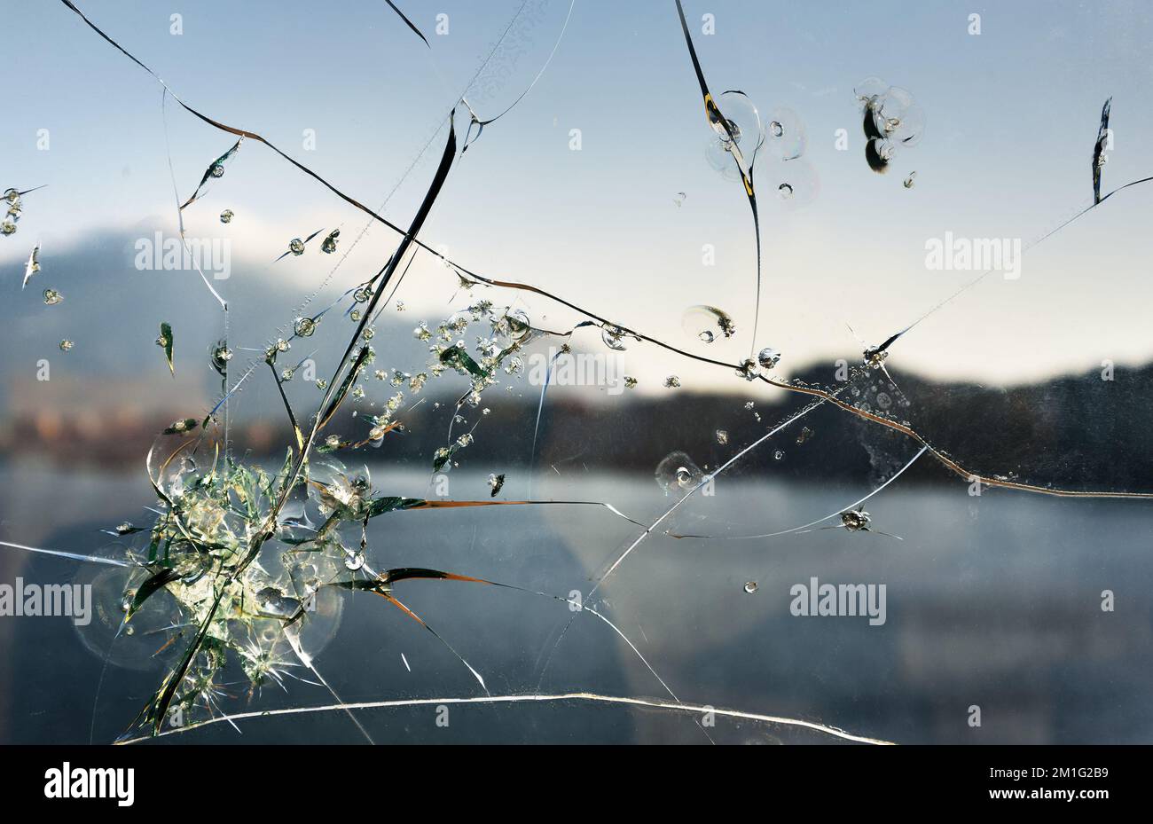Mur de verre brisé sur le point panoramique. Banque D'Images Mur de verre brisé sur le point panoramique. Banque D'Images