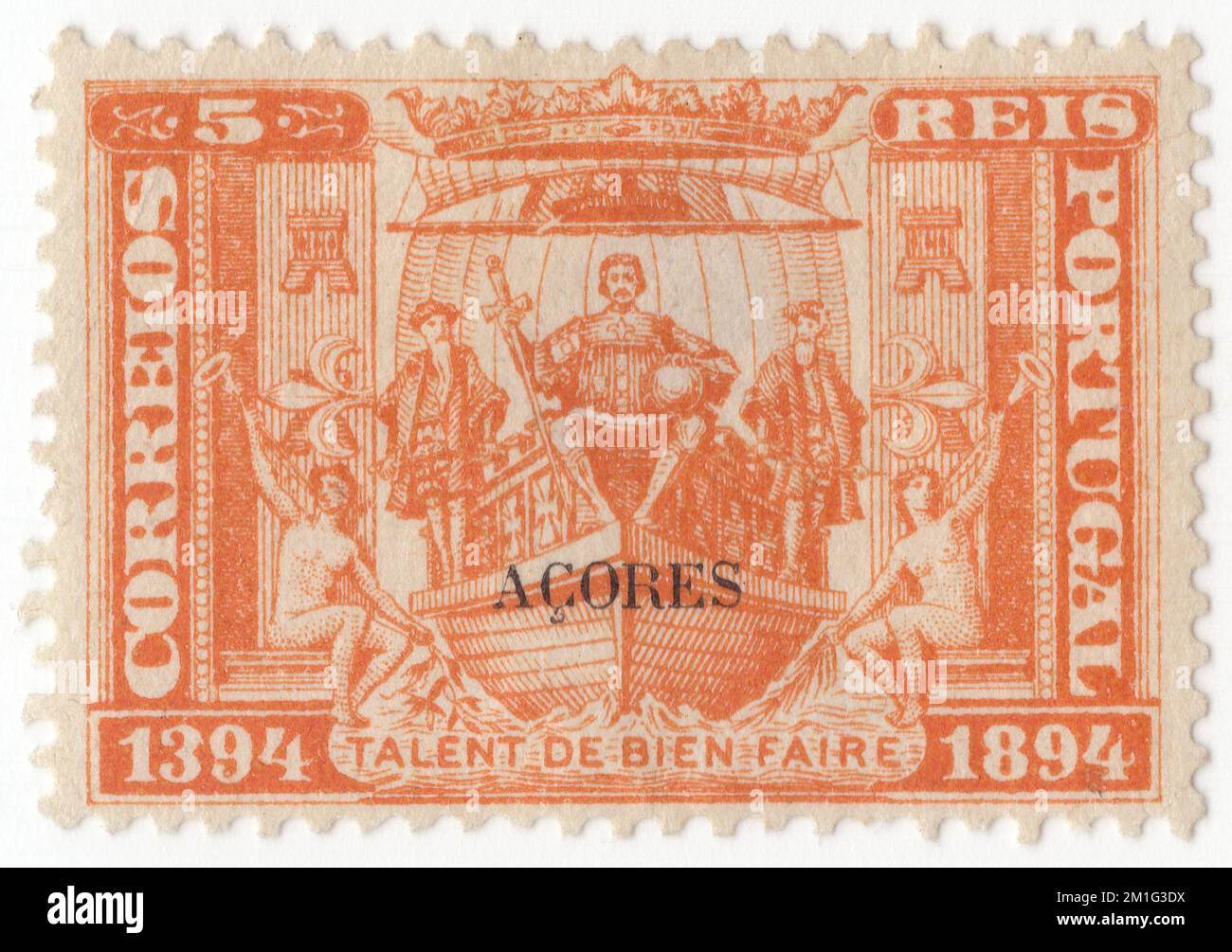 AÇORES - 1894 4 mars : timbre-poste jaune orange de 5 ans représentant le prince Henri sur son navire. Prince Henry le problème du navigateur. Dom Henrique du Portugal, duc de Viseu, mieux connu sous le nom de Prince Henry le navigateur, était une figure centrale dans les premiers jours de l'Empire portugais et dans les découvertes maritimes européennes du 15th siècle et l'expansion maritime. Par sa direction administrative, il est considéré comme le principal initiateur de ce que l'on pourrait appeler l'âge de la découverte. Il est considéré comme le patron de l'exploration portugaise. Henry était le quatrième enfant du roi portugais John Ier Banque D'Images