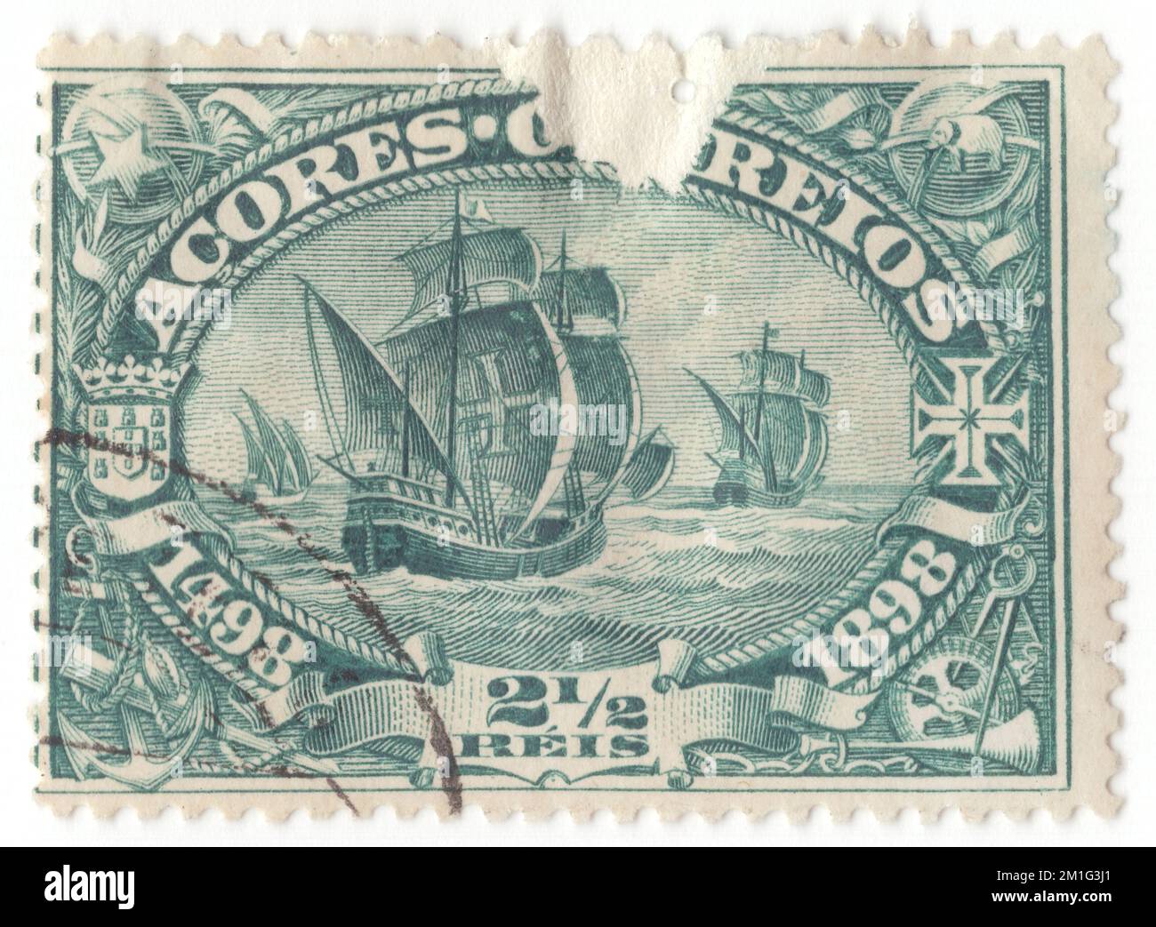 AÇORES - 1898 1 avril : timbre-poste bleu-vert 2½ reis représentant le départ de la flotte. Numéro de Vasco da Gama, quatrième centenaire de la découverte par Vasco da Gama de la route vers l’Inde. Le voyage de Vasco da Gama en Inde en 1497-1498 a fait l'objet d'une question de 1898. Les dessins de Vasco da Gama ont également été utilisés dans les colonies africaines et ont été inscrits en Afrique au lieu du Portugal. C'était la seule question générale pour les colonies. Vasco da Gama, 1st comte de Vidigueira, était un explorateur portugais et le premier européen à atteindre l'Inde par mer. Son voyage initial en Inde en passant par le cap de bonne espérance Banque D'Images