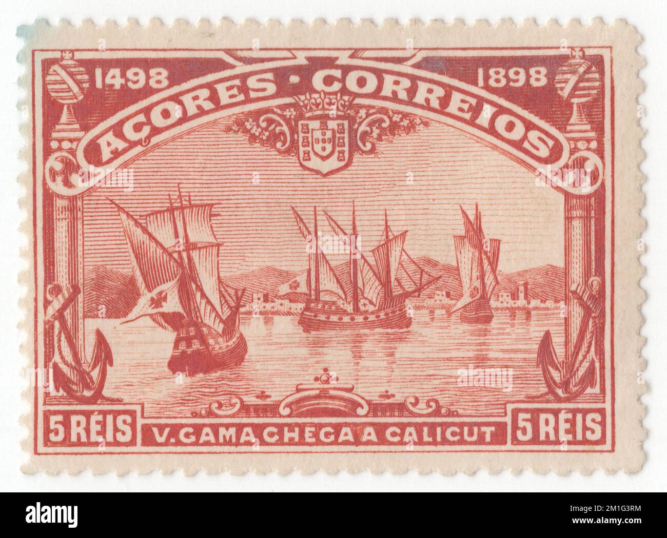 AÇORES - 1898 1 avril : timbre-poste rouge reis de 5 représentant la flotte arrivant à Calicut. Numéro de Vasco da Gama, quatrième centenaire de la découverte par Vasco da Gama de la route vers l’Inde. Le voyage de Vasco da Gama en Inde en 1497-1498 a fait l'objet d'une question de 1898. Les dessins de Vasco da Gama ont également été utilisés dans les colonies africaines et ont été inscrits en Afrique au lieu du Portugal. C'était la seule question générale pour les colonies. Vasco da Gama, 1st comte de Vidigueira, était un explorateur portugais et le premier européen à atteindre l'Inde par mer. Son voyage initial en Inde en passant par le cap de bonne espérance Banque D'Images