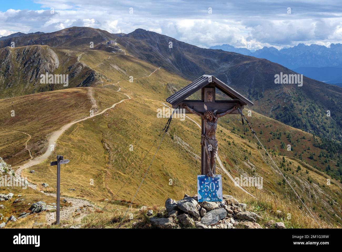 Memorial Crucifix en bois sur le sommet de Monte Elmo. Alpes carniques. Frontière Australie/Italie. Europe. Banque D'Images