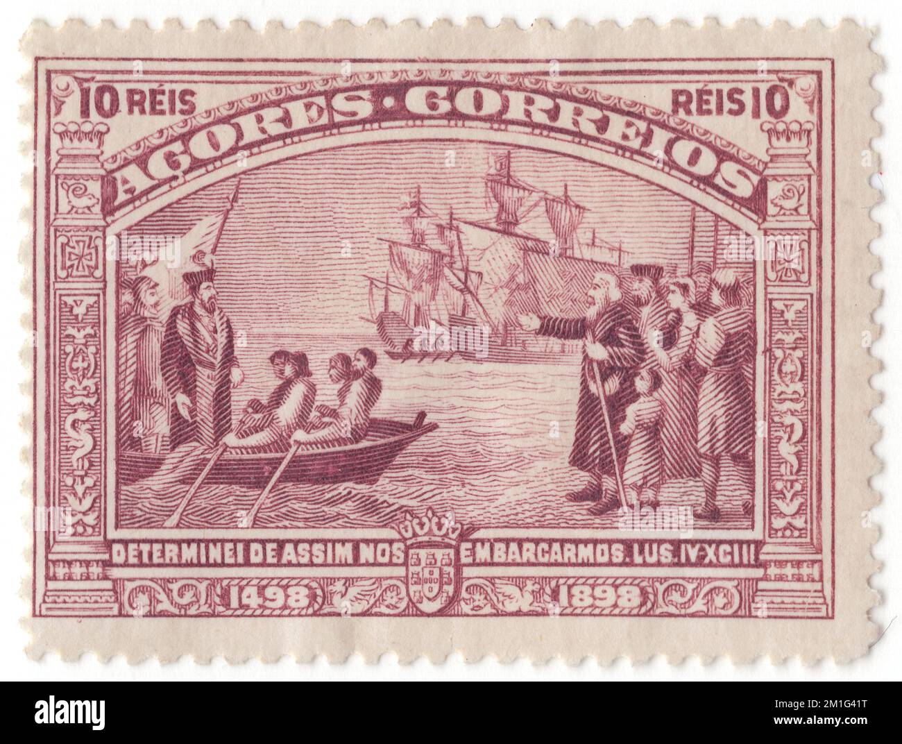 AÇORES - 1898 1 avril : timbre-poste gris-lilas reis de 10 représentant l'embarquement à Rastello. Numéro de Vasco da Gama, quatrième centenaire de la découverte par Vasco da Gama de la route vers l’Inde. Le voyage de Vasco da Gama en Inde en 1497-1498 a fait l'objet d'une question de 1898. Les dessins de Vasco da Gama ont également été utilisés dans les colonies africaines et ont été inscrits en Afrique au lieu du Portugal. C'était la seule question générale pour les colonies. Vasco da Gama, 1st comte de Vidigueira, était un explorateur portugais et le premier européen à atteindre l'Inde par mer. Il a effectué son premier voyage en Inde en passant par le cap de bonne espérance Banque D'Images