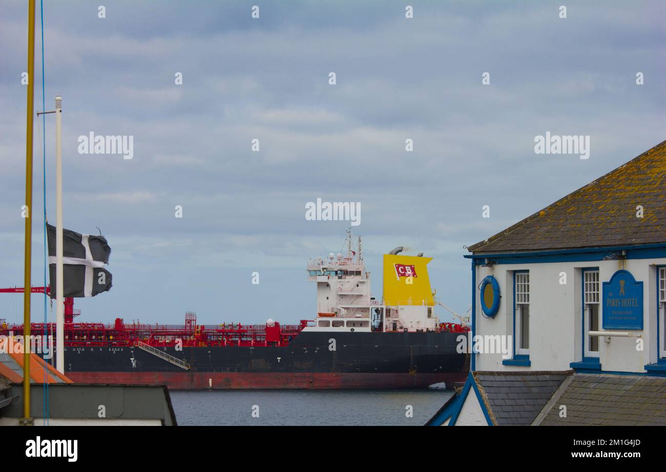 Transport de produits pétroliers ou de produits chimiques le Caribic CB s'est ancré au large du village de Coverack, péninsule Lizard, Cornwall. Enregistré Madère. Banque D'Images