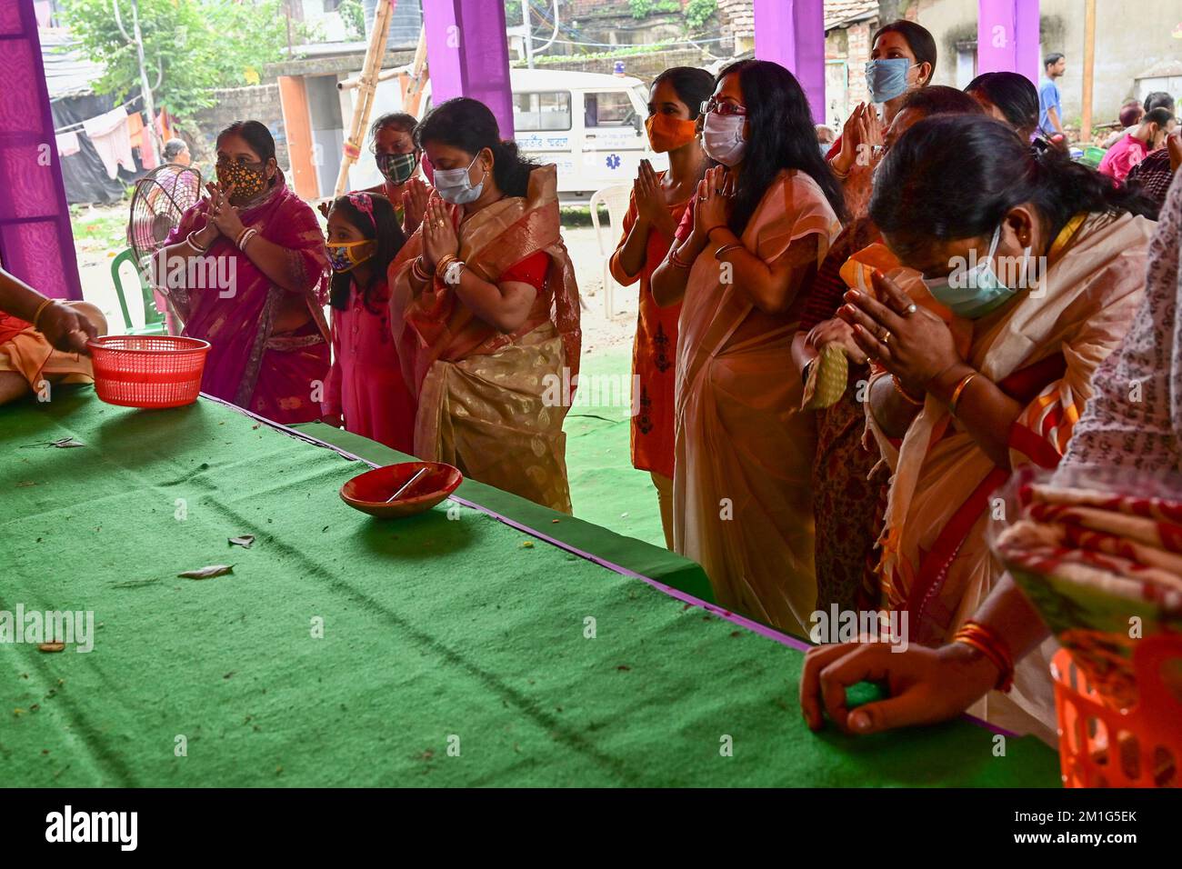Howrah, Bengale-Occidental, Inde - 14th octobre 2021 : Dévotés hindous offrant pudpanjali à la Déesse Durga, rituel pour adorer la Déesse avec des fleurs. Banque D'Images