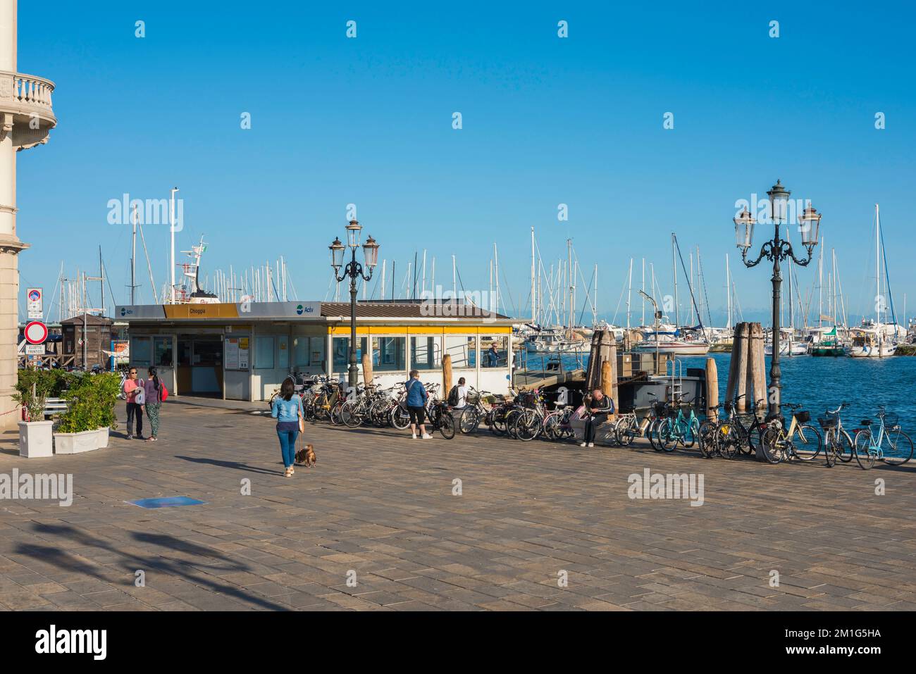 Transport sur la lagune de Venise, vue en été de l'imbarcadero - étape d'atterrissage du ferry - dans la Piazzetta Vigo à Chioggia, Comune de Venise, Vénétie, Italie Banque D'Images