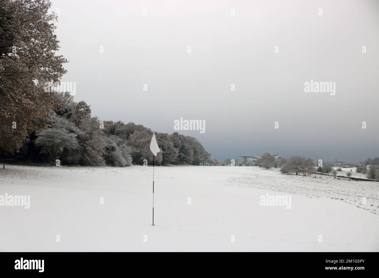 Epsom Downs Surrey, Royaume-Uni. 12th décembre 2022. Bien que la neige ait été prévue la quantité qui a chuté dans le sud de l'Angleterre a été un peu une surprise. Une bonne couverture de neige sur le parcours de golf d'Epsom Downs aujourd'hui. Crédit : Julia Gavin/Alamy Live News Banque D'Images