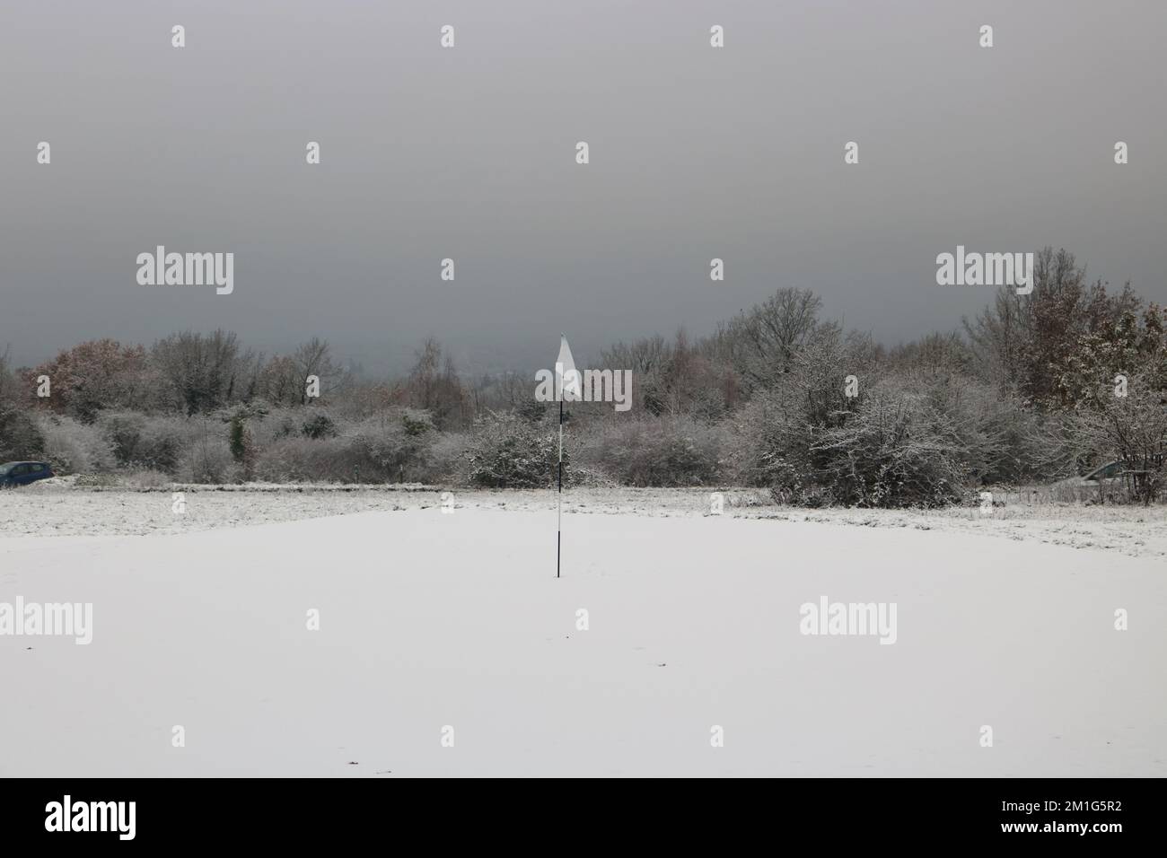 Epsom Downs Surrey, Royaume-Uni. 12th décembre 2022. Bien que la neige ait été prévue la quantité qui a chuté dans le sud de l'Angleterre a été un peu une surprise. Une bonne couverture de neige sur le parcours de golf d'Epsom Downs aujourd'hui. Crédit : Julia Gavin/Alamy Live News Banque D'Images