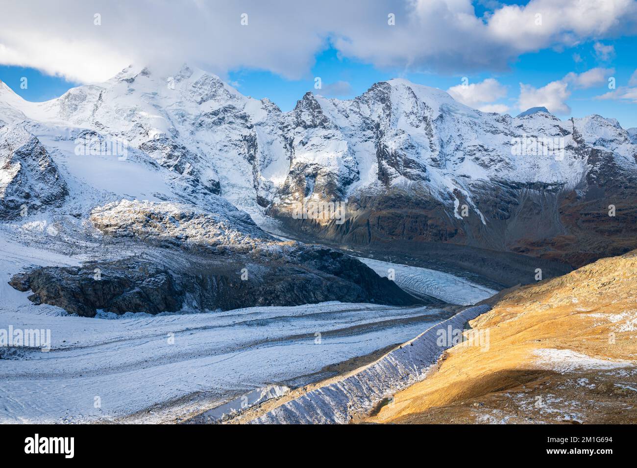 Vue panoramique sur le glacier Morteratsch dans le canton des Grisons, en Suisse Banque D'Images
