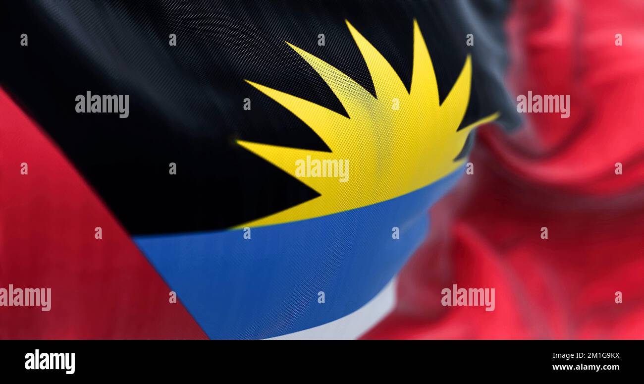 Vue rapprochée du drapeau national d'Antigua-et-Barbuda. Antigua-et-Barbuda est un État insulaire d'Amérique centrale. Arrière-plan texturé en tissu. Banque D'Images
