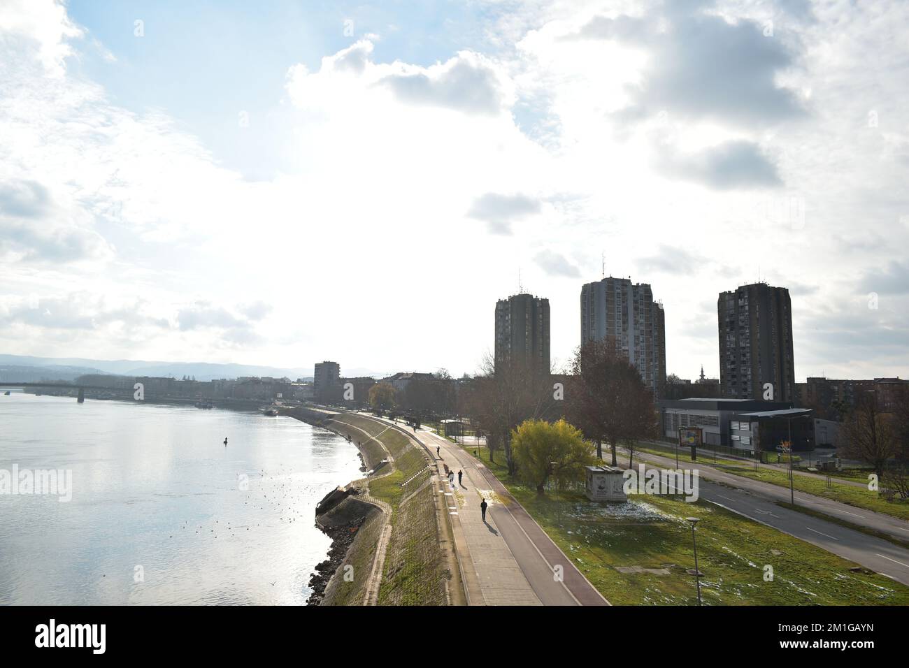 Panorama du quai du Danube à Novi Sad avec une vue des gratte-ciels brutaux-ism en arrière-plan Banque D'Images