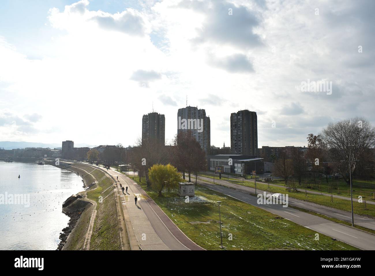 Panorama du quai du Danube à Novi Sad avec une vue des gratte-ciels brutaux-ism en arrière-plan Banque D'Images