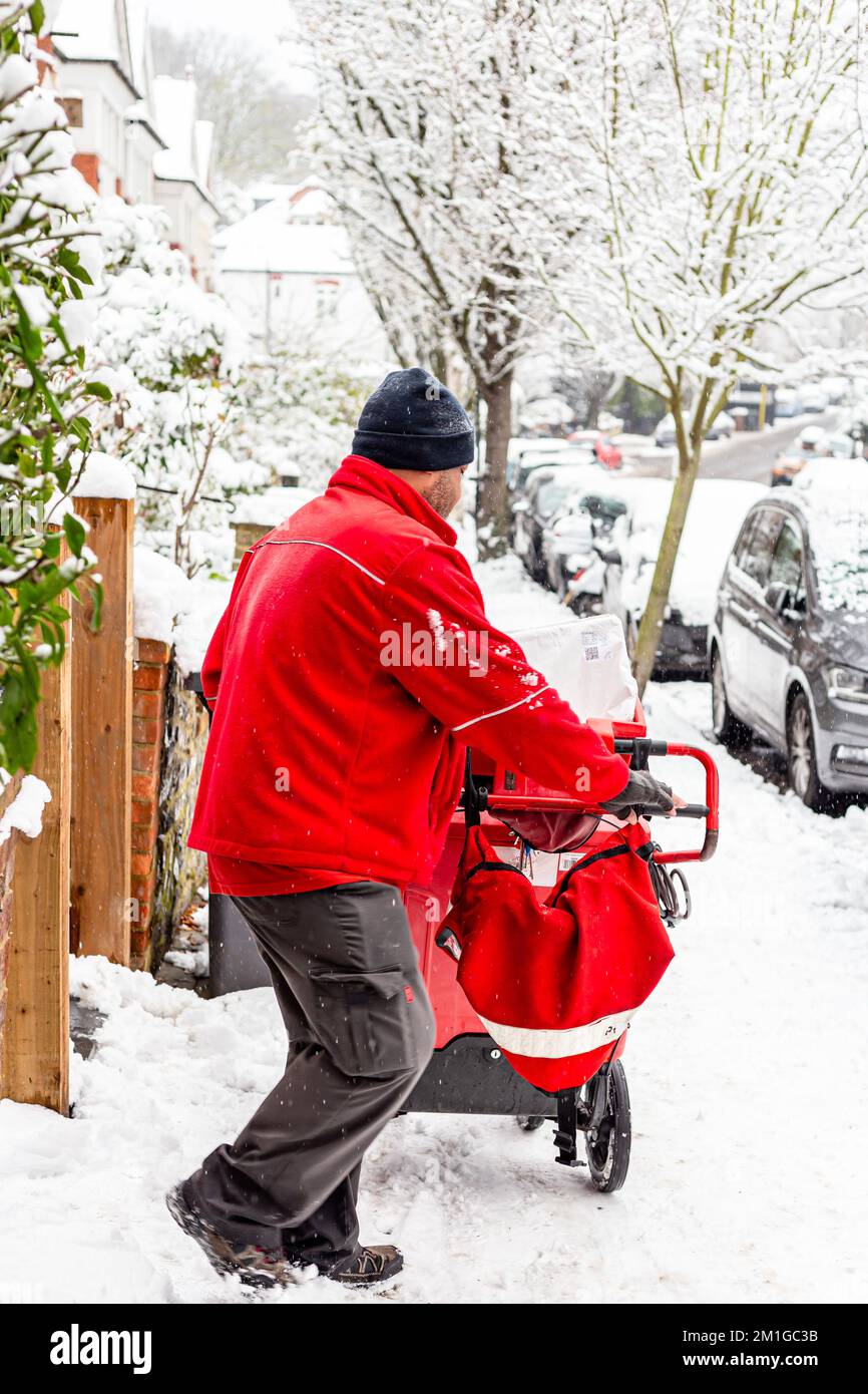 Un gros camion sauve une fourgonnette sainsbury dans une épaisse neige. La petite camionnette est transportée à l'arrière sur la surface plane du gros camion Banque D'Images