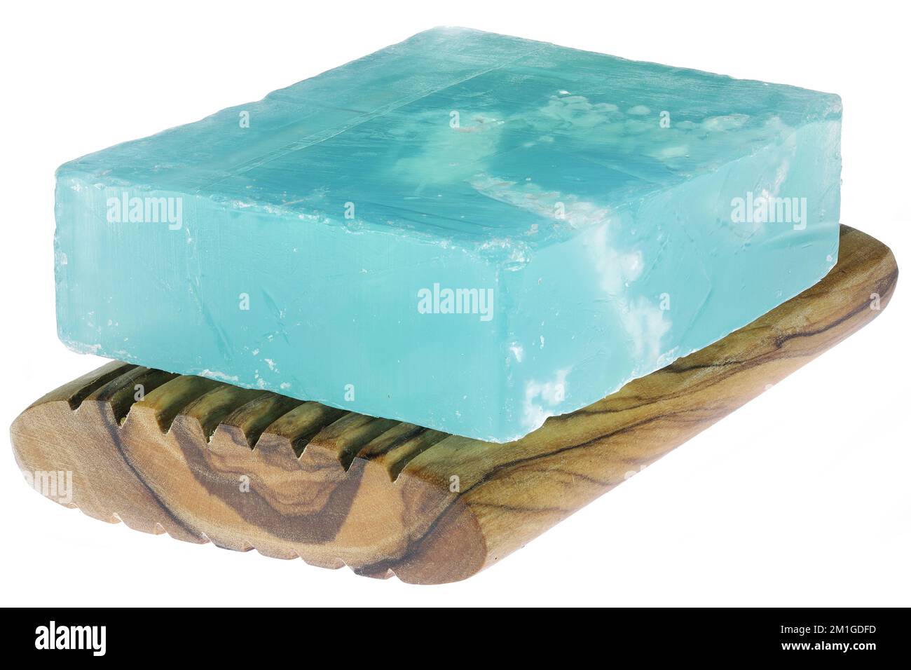 Savon de sel de mer mort sur fond de bois d'olive isolé sur fond blanc Banque D'Images