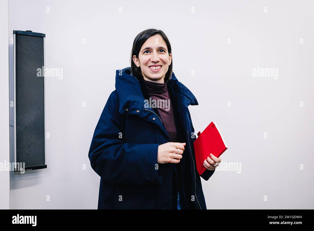 Bologne, ITALIE. 12 décembre 2022. Le député Elly Schlein s'est rendu au club politique historique de Bolognina à Bologne (le même club où la dissolution du Parti communiste italien a commencé en 1989) pour s'inscrire à nouveau au Partito Democratico en vue des élections primaires du parti, qui se tiendront en 2023, dans laquelle elle se présente pour la secrétaire nationale. Crédit: Massimiliano Donati/Alamy Live News Banque D'Images