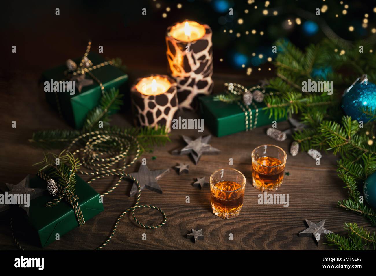 Whisky, brandy ou liqueur et décorations de Noël Banque D'Images