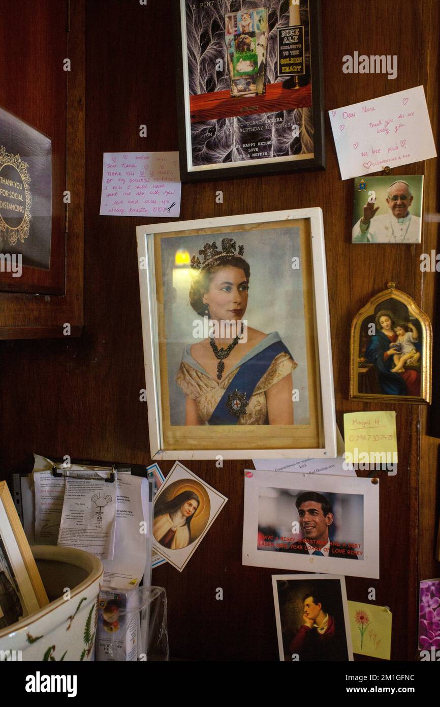 Collection d'images sur le mur du Golden Heart Pub à Spitalfields, est de Londres, Londres, Royaume-Uni Banque D'Images