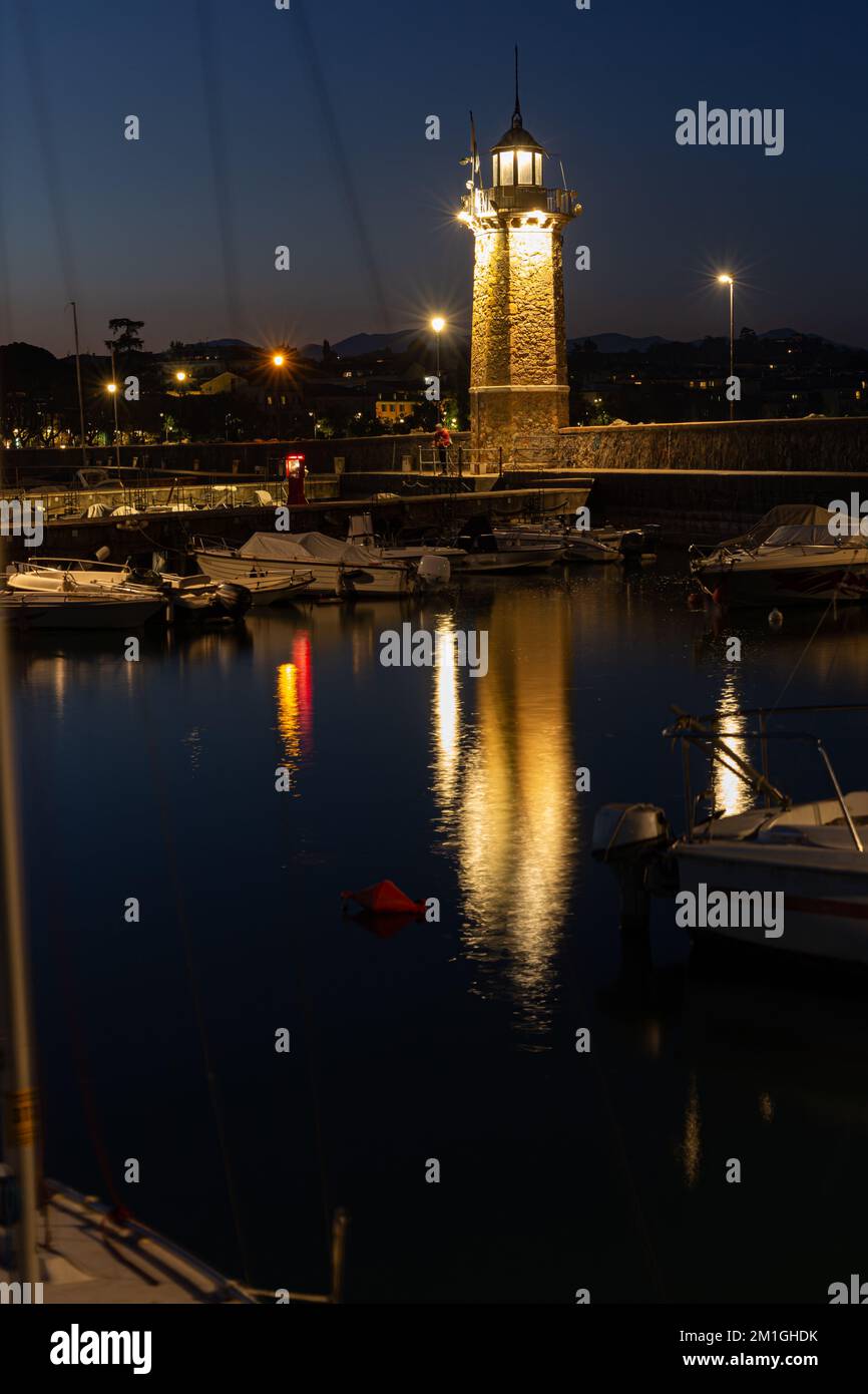 marina la nuit, port du lac de Desenzano del Garda au crépuscule Banque D'Images