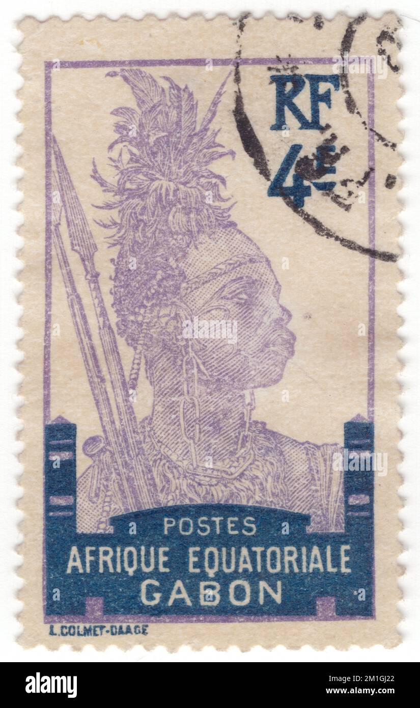 GABON - 1910 : timbre-poste violet et bleu profond de 4 centimes représentant Fang Warrior. Le peuple Fang, également connu sous le nom de Fan ou Pahouin, est un groupe ethnique bantu qui se trouve en Guinée équatoriale, dans le nord du Gabon et dans le sud du Cameroun. Représentant environ 85% de la population totale de la Guinée équatoriale, concentrée dans la région de Río muni, le peuple Fang est son plus grand groupe ethnique. Les Fang sont également le plus grand groupe ethnique du Gabon, qui représente environ un quart de la population. Dans d'autres pays, dans les régions où ils vivent, ils sont l'un des groupes ethniques les plus importants et les plus influents Banque D'Images