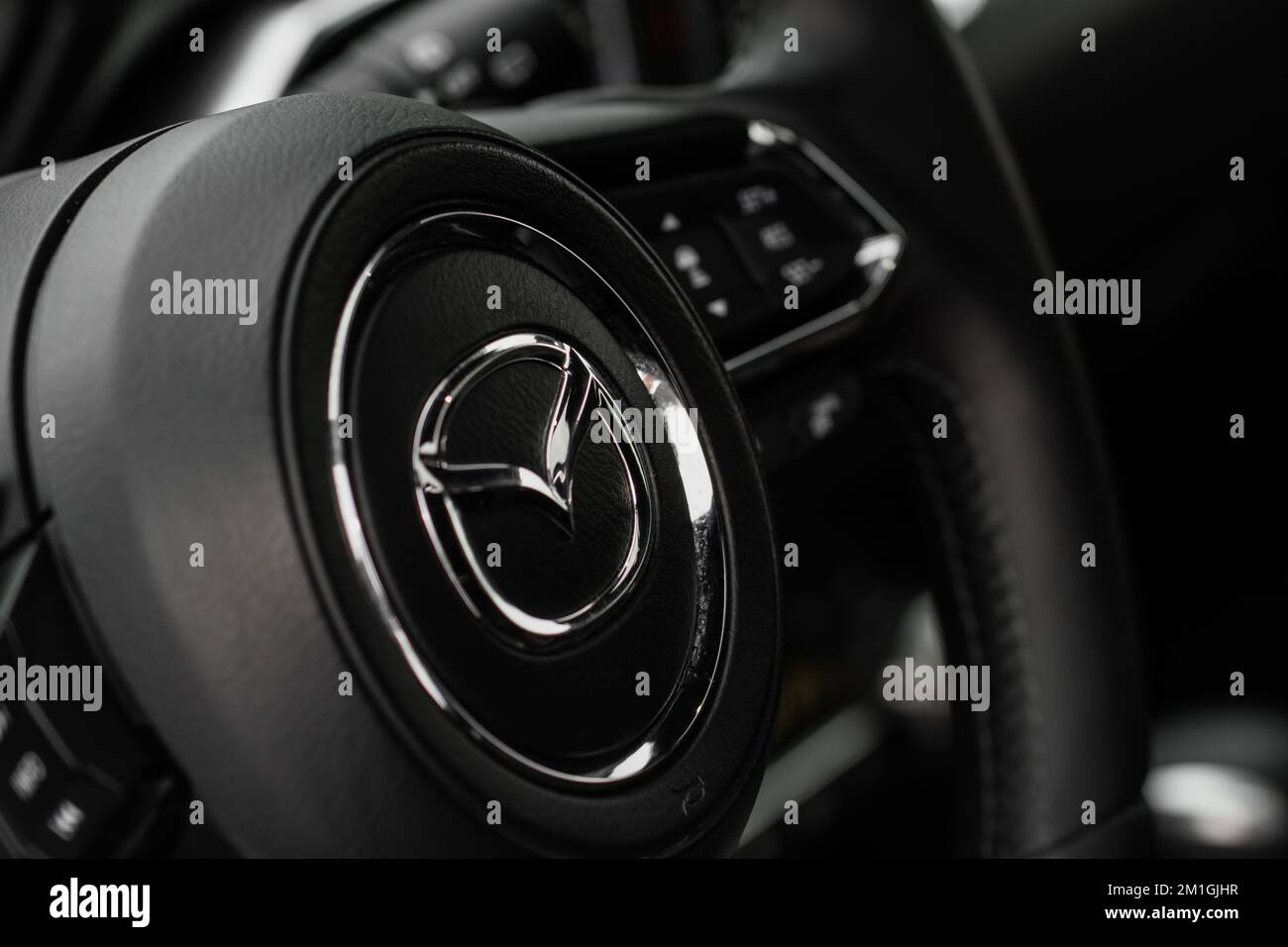 MOSCOU, RUSSIE - 22 JANVIER 2022. Vue rapprochée du volant de direction SKYactive Mazda CX5 (KF). Logo Mazda sur le volant. Crossov de luxe compact Banque D'Images MOSCOU, RUSSIE - 22 JANVIER 2022. Vue rapprochée du volant de direction SKYactive Mazda CX5 (KF). Logo Mazda sur le volant. Crossov de luxe compact Banque D'Images