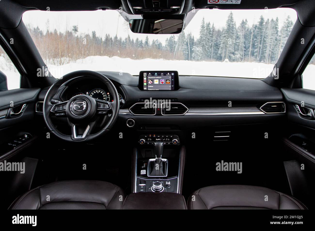 MOSCOU, RUSSIE - 22 JANVIER 2022. Vue de l'intérieur de la Mazda CX5 (KF) avec toit plein-ciel. Vus de luxe sous-compact. Logo Mazda sur le volant. Banque D'Images
