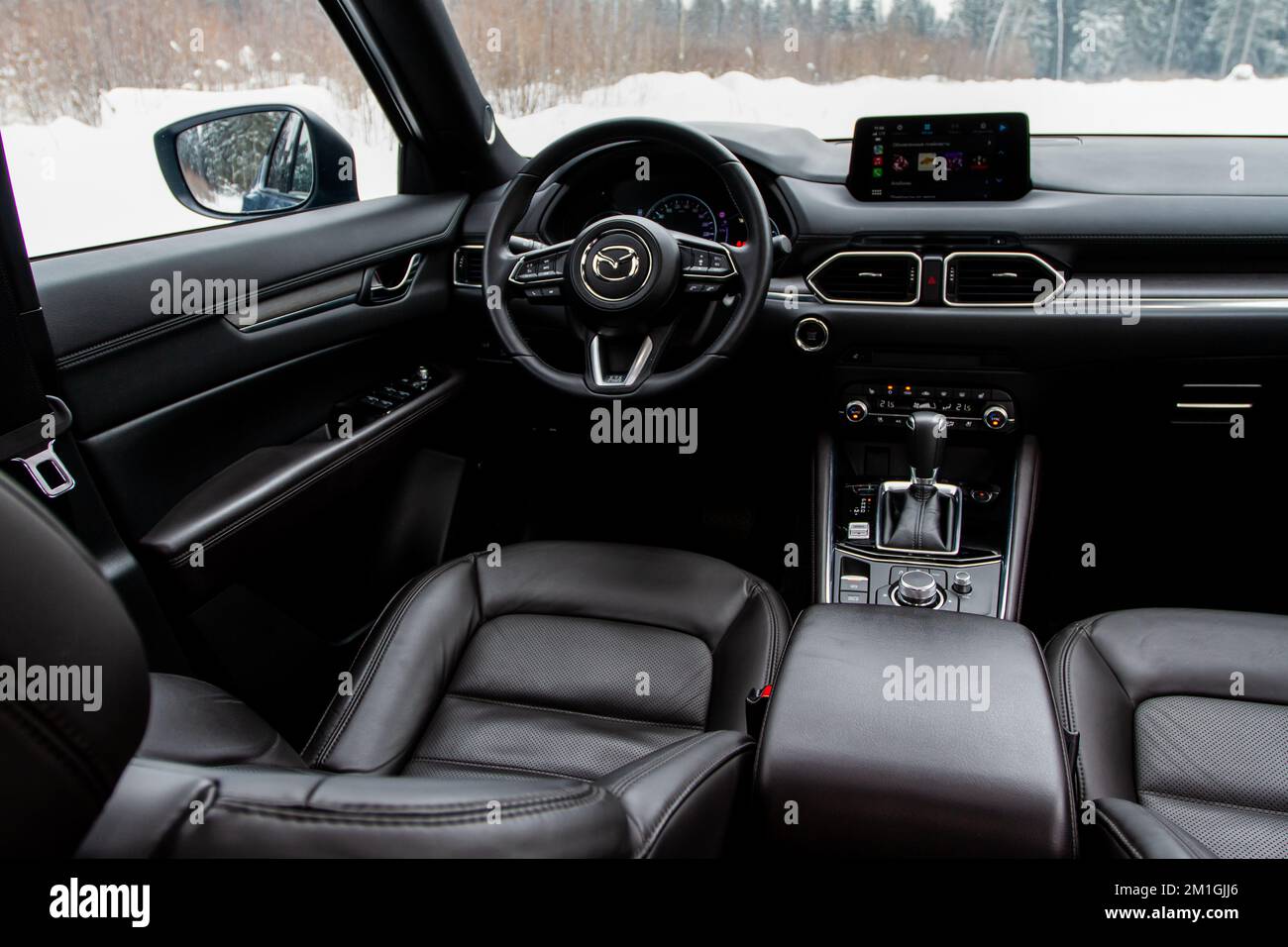 MOSCOU, RUSSIE - 22 JANVIER 2022. Vue de l'intérieur de la Mazda CX5 (KF) avec toit plein-ciel. Vus de luxe sous-compact. Vue rapprochée de l'intérieur de la Mazda CX5. Banque D'Images MOSCOU, RUSSIE - 22 JANVIER 2022. Vue de l'intérieur de la Mazda CX5 (KF) avec toit plein-ciel. Vus de luxe sous-compact. Vue rapprochée de l'intérieur de la Mazda CX5. Banque D'Images