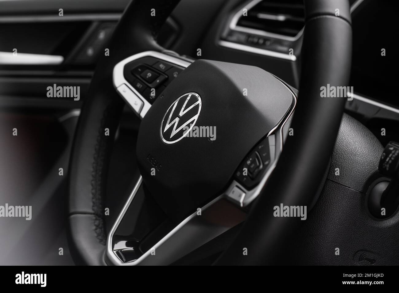 MOSCOU, RUSSIE - 22 JANVIER 2022. Vue rapprochée du volant Volkswagen Tiguan (AD1). Logo Volkswagen sur le volant de la voiture. cro compact de luxe Banque D'Images MOSCOU, RUSSIE - 22 JANVIER 2022. Vue rapprochée du volant Volkswagen Tiguan (AD1). Logo Volkswagen sur le volant de la voiture. cro compact de luxe Banque D'Images