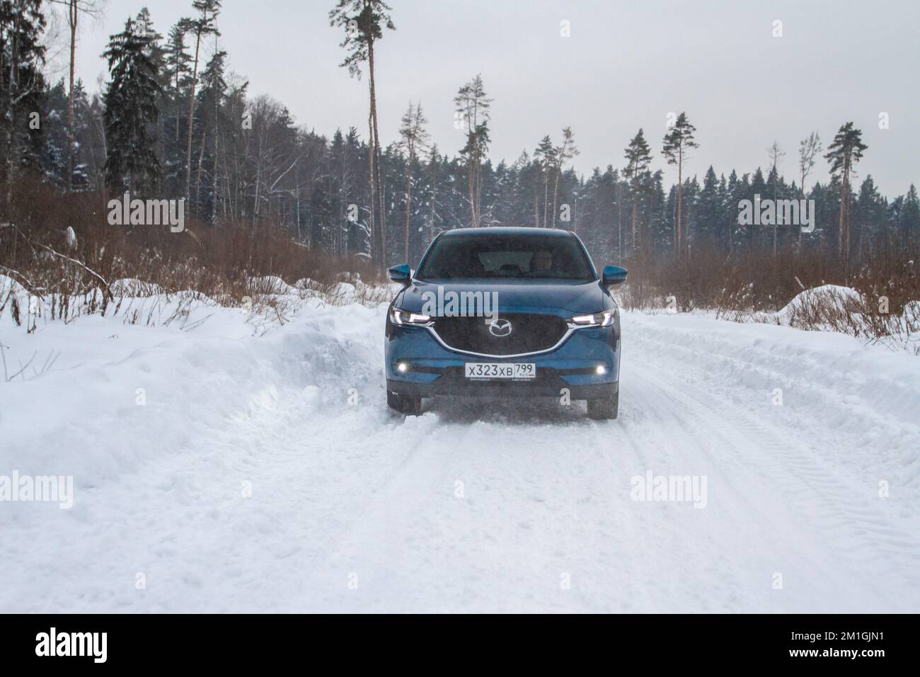 MOSCOU, RUSSIE - 22 JANVIER 2022. Mazda CX5 (KF) Skyactive. Un vus multisegment moderne et subcompact. Vue en mouvement de la Mazda CX5. KF Mazda Banque D'Images MOSCOU, RUSSIE - 22 JANVIER 2022. Mazda CX5 (KF) Skyactive. Un vus multisegment moderne et subcompact. Vue en mouvement de la Mazda CX5. KF Mazda Banque D'Images