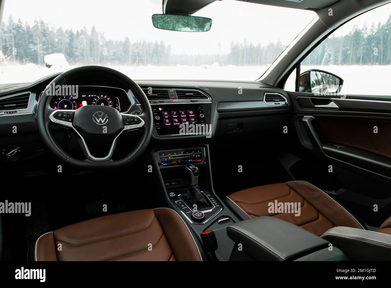 MOSCOU, RUSSIE - 22 JANVIER 2022. Vue intérieure du Volkswagen Tiguan (AD1). Vus de luxe sous-compact. Vue rapprochée de l'intérieur du Volkswagen Tiguan. Banque D'Images